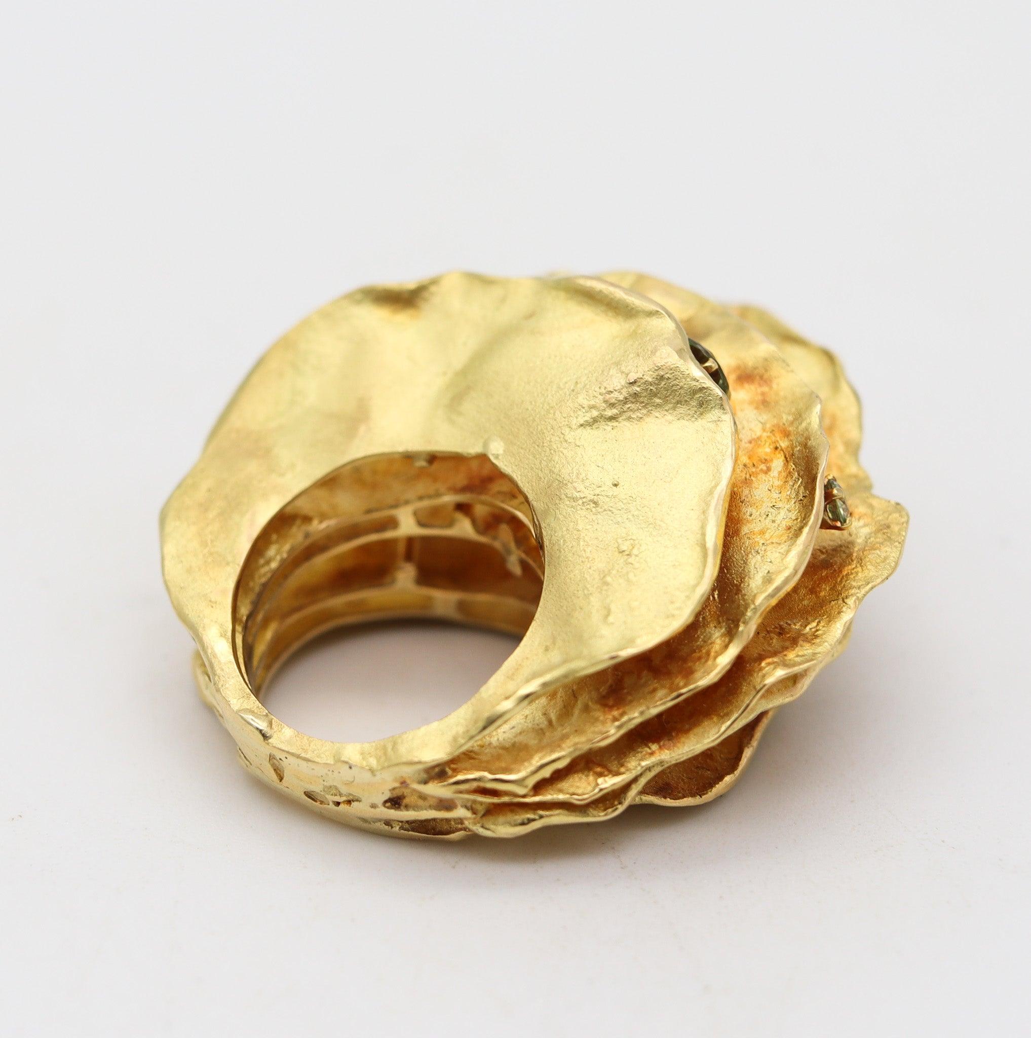 AUDE LECHERE Bague cocktail sculpturale en or jaune 18 carats avec saphirs verts Excellent état - En vente à Miami, FL