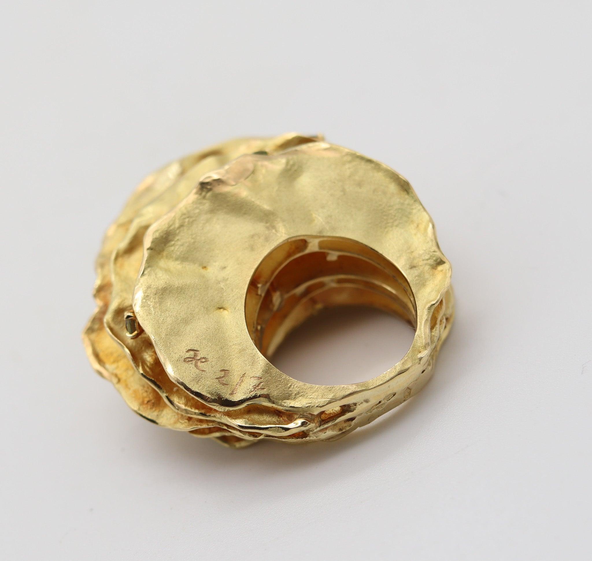 AUDE LECHERE Bague cocktail sculpturale en or jaune 18 carats avec saphirs verts en vente 1