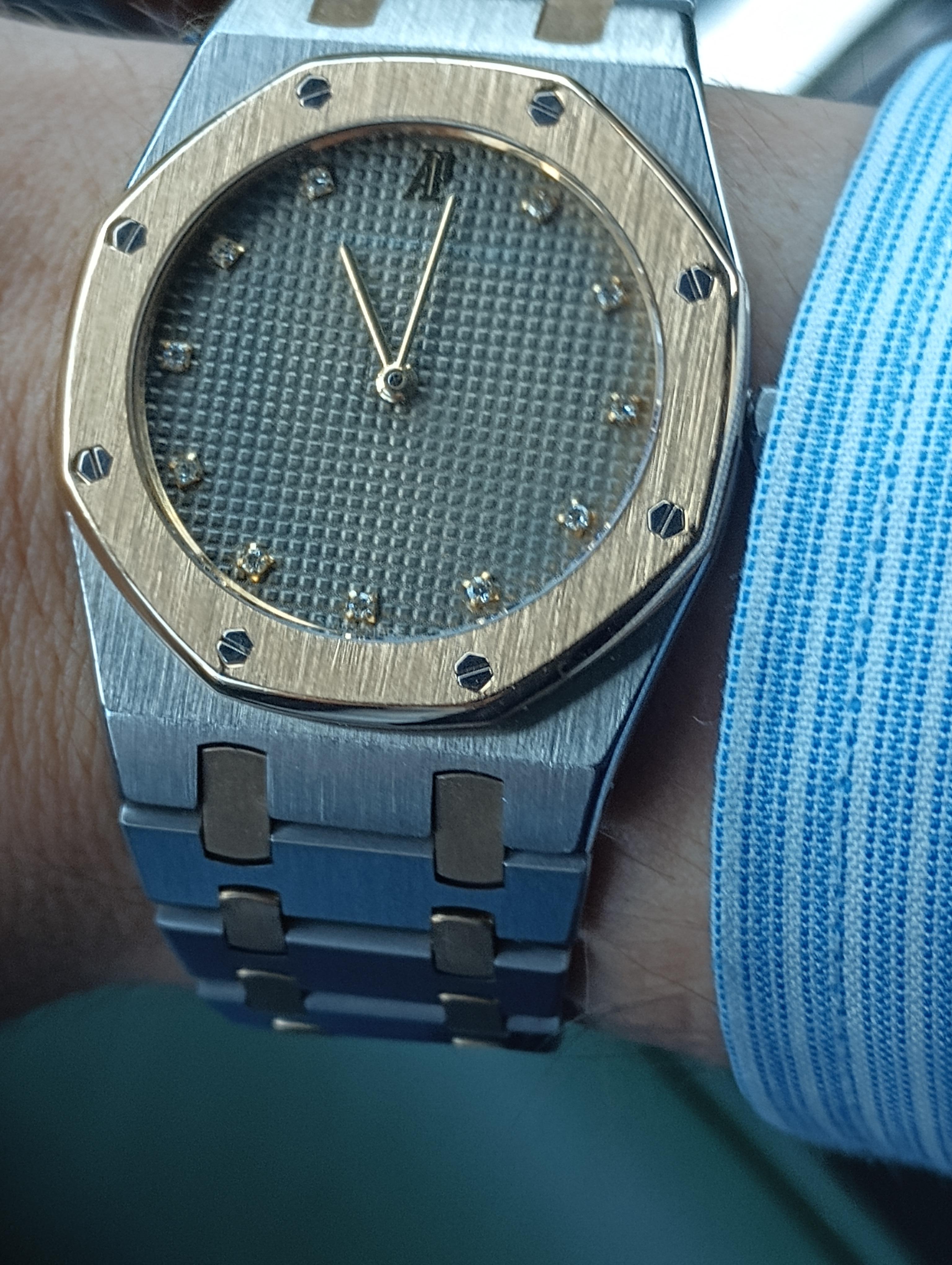 Diese Audemar Piguet hat einen Durchmesser von 33 mm. Diese Uhr läuft gut und sehr genau. Diese Royal Oak ist quarzgelagert. Die Uhr fühlt sich beim Tragen wie Seide an. Die Royal Oak ist zweifarbig und wird mit einem RARE FACTORY DIAMOND DIAL