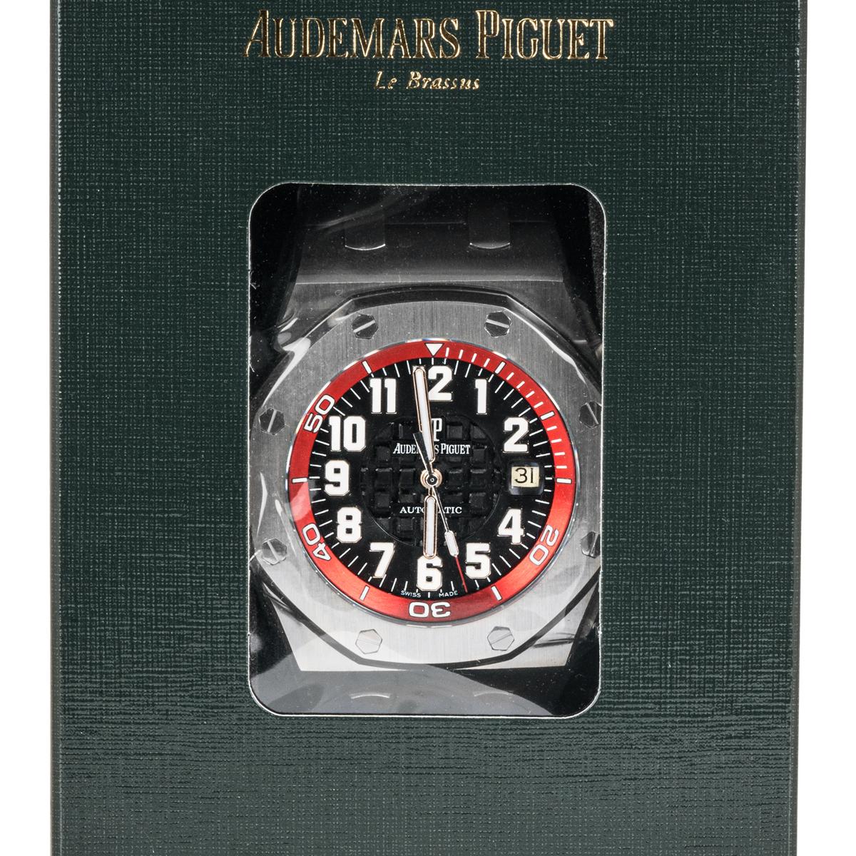 Un Royal Oak Diver, edizione boutique, limitata a soli 300 pezzi. Questo raro pezzo è realizzato in acciaio inossidabile da Audemars Piguet. Presenta un quadrante nero con numeri arabi, un'apertura per la data, una scala subacquea interna rossa e