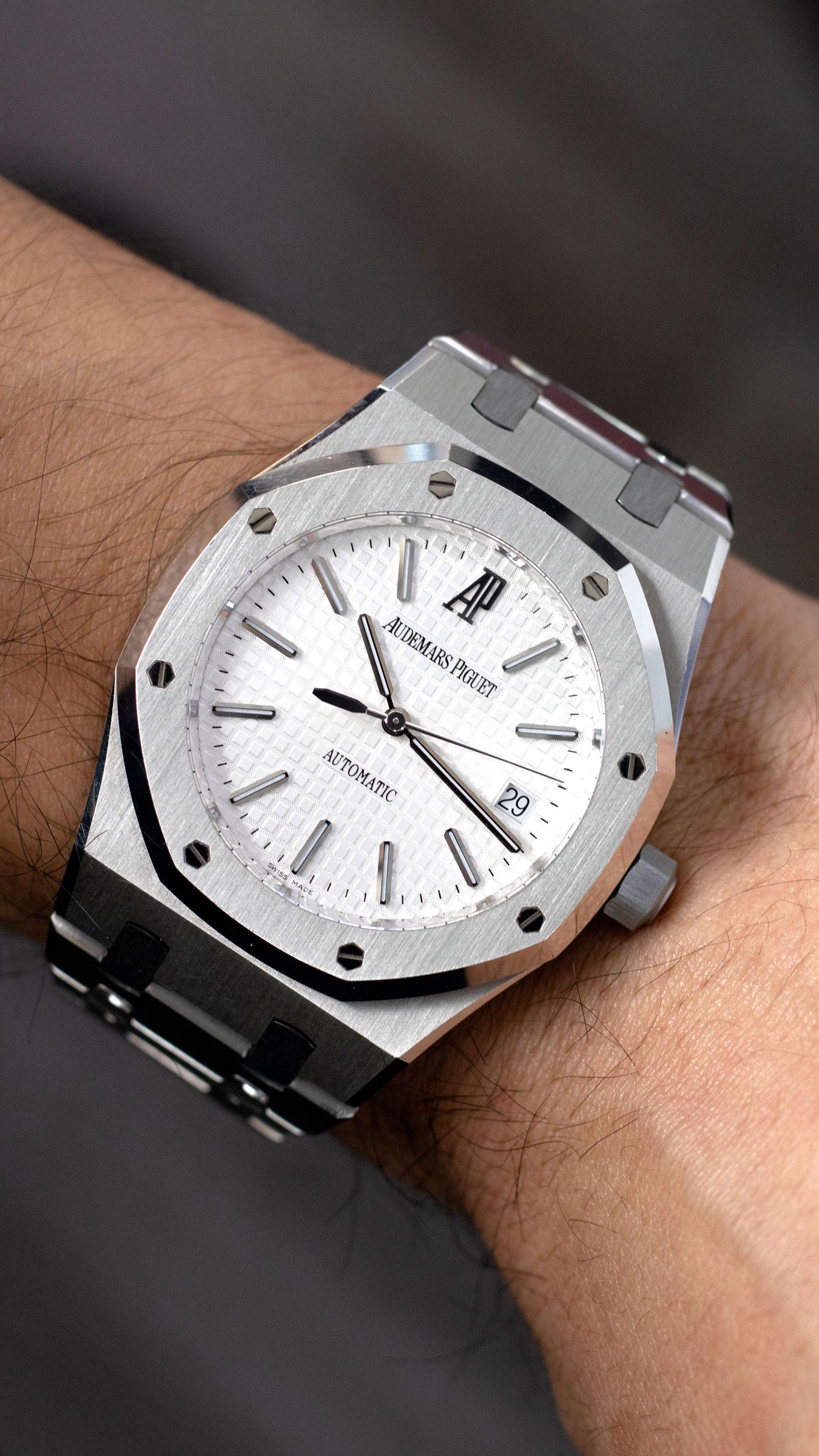 Audemars Piguet 15300 Royal Oak White Dial Watch

Brand: Audemars Piguet

Model: 15300

Dial: White dial

Case: Stainless steel

Bracelet: stainless steel link bracelet

Movement: Automatic

Bezel: Stainless Steel

Includes: Watch with box and