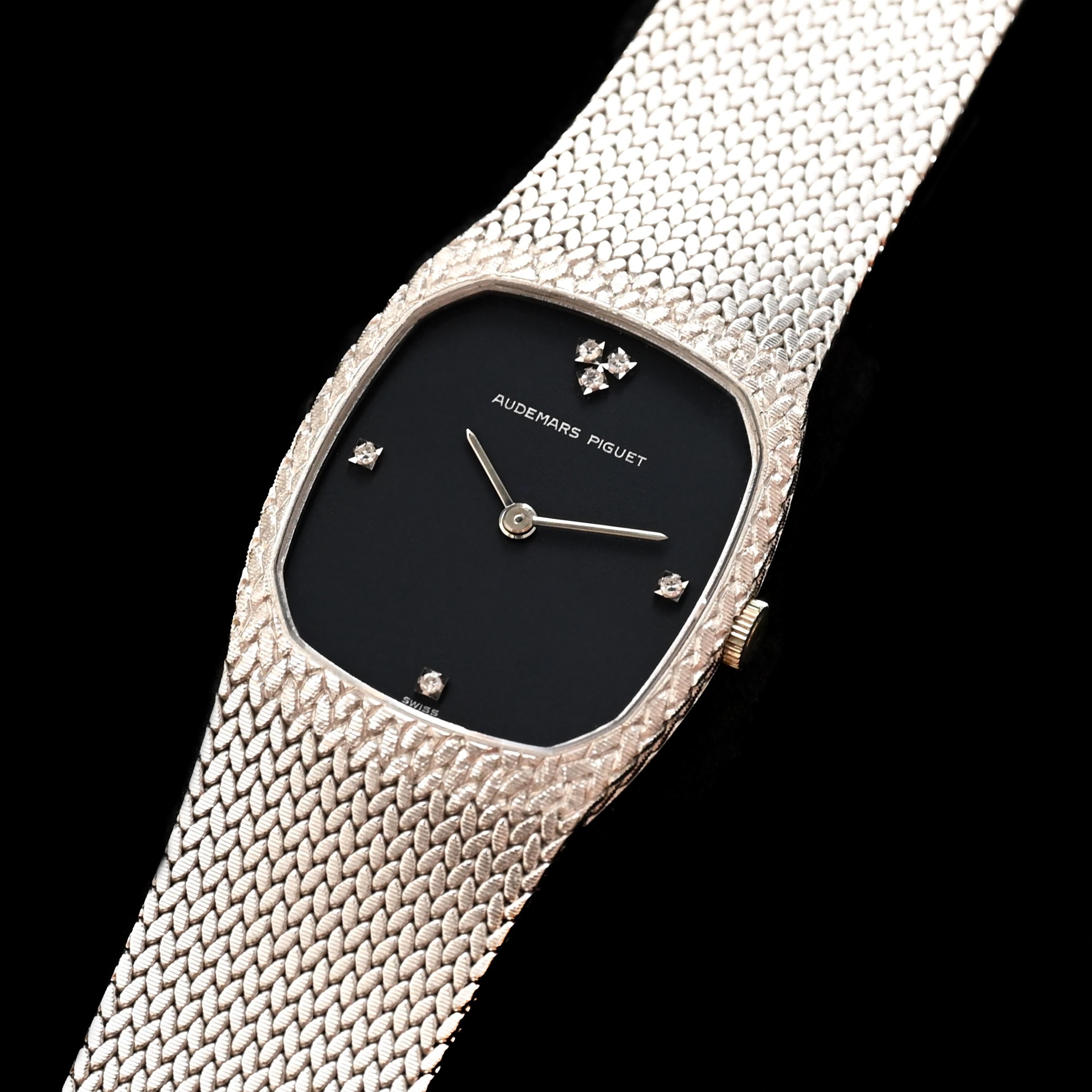 Audemars Piguet 18K Weißgold schwarzes Zifferblatt mit Diamant Indexe manuelle integrierte Armband
Jahr: 1980er Jahre
Seriennummer: B33xxx 

Referenz: OT2172

Fall: Zeigen Anzeichen von Verschleiß 18K White Gold Fall mit ungefähren Größe 26mm x 32mm