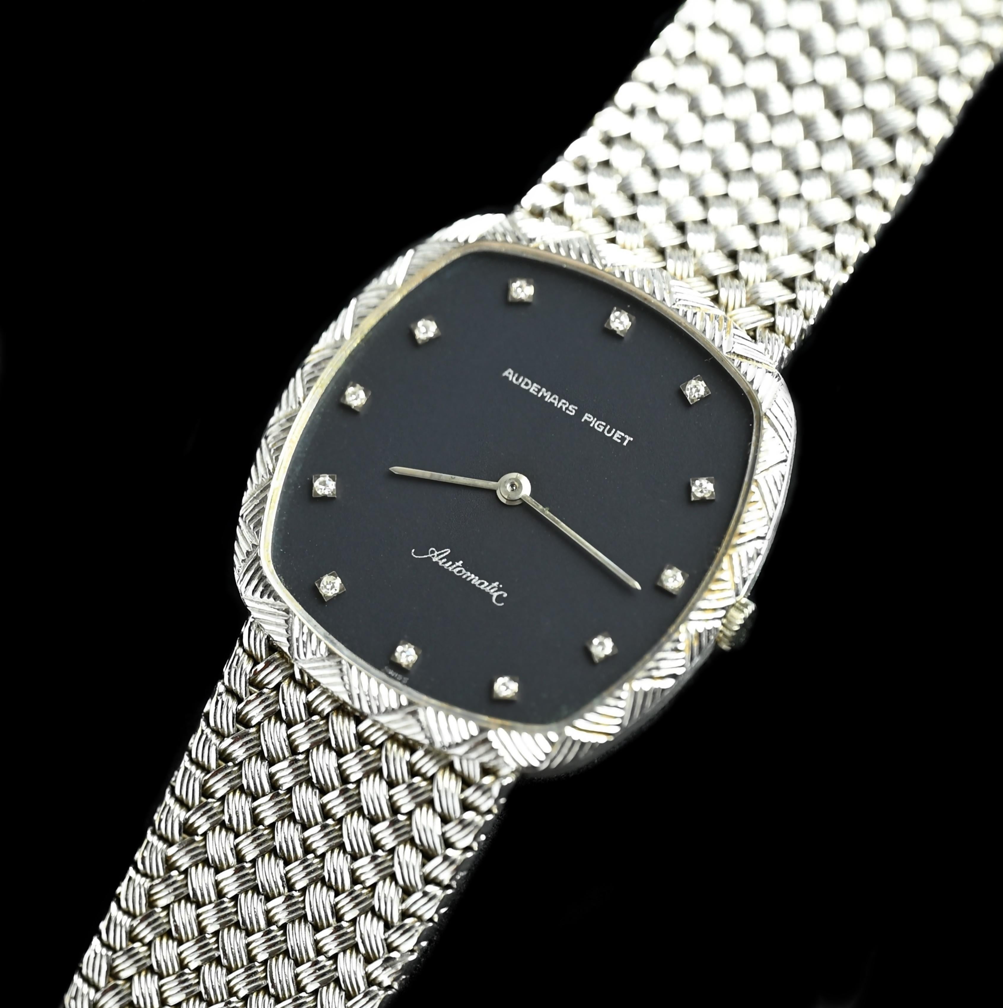 Marke: Audemars Piguet
Jahr: 1980er Jahre
Seriennummer: B31xxx
Referenz: C04374

Fall: Zeigen Anzeichen von Verschleiß 18K White Gold Fall mit ungefähren Größe 32mm x 34mm zusammen mit Seriennummer auf Gehäuseboden eingraviert

Zifferblatt: