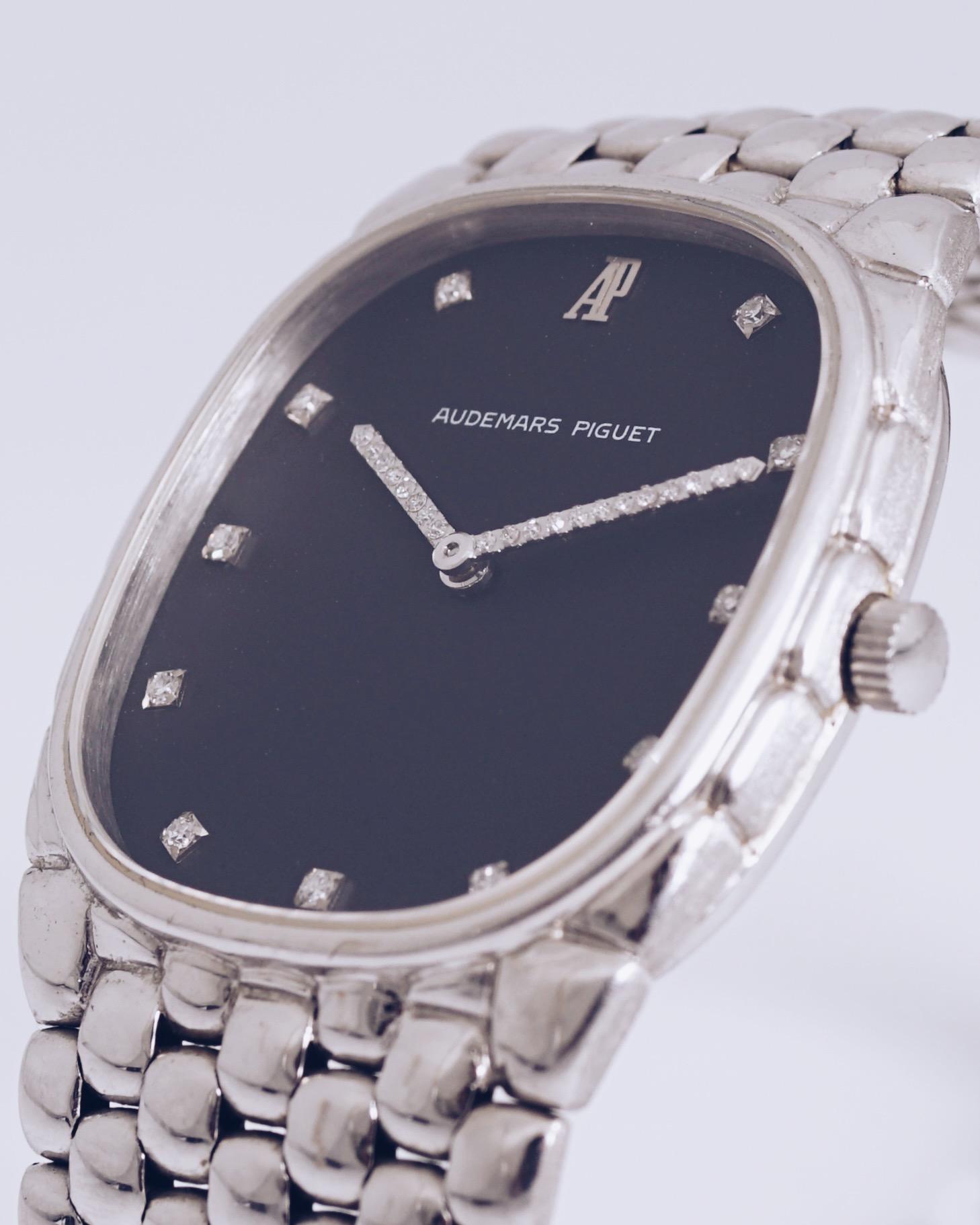 Superb and rare Audemars Piguet Cobra watch entirely in 18-carat white gold (84.4 grams) with navy blue dial, diamond indexes and diamond-set hands !
It is very rare to find this watch in its original condition,  with the AP logo at noon, the period