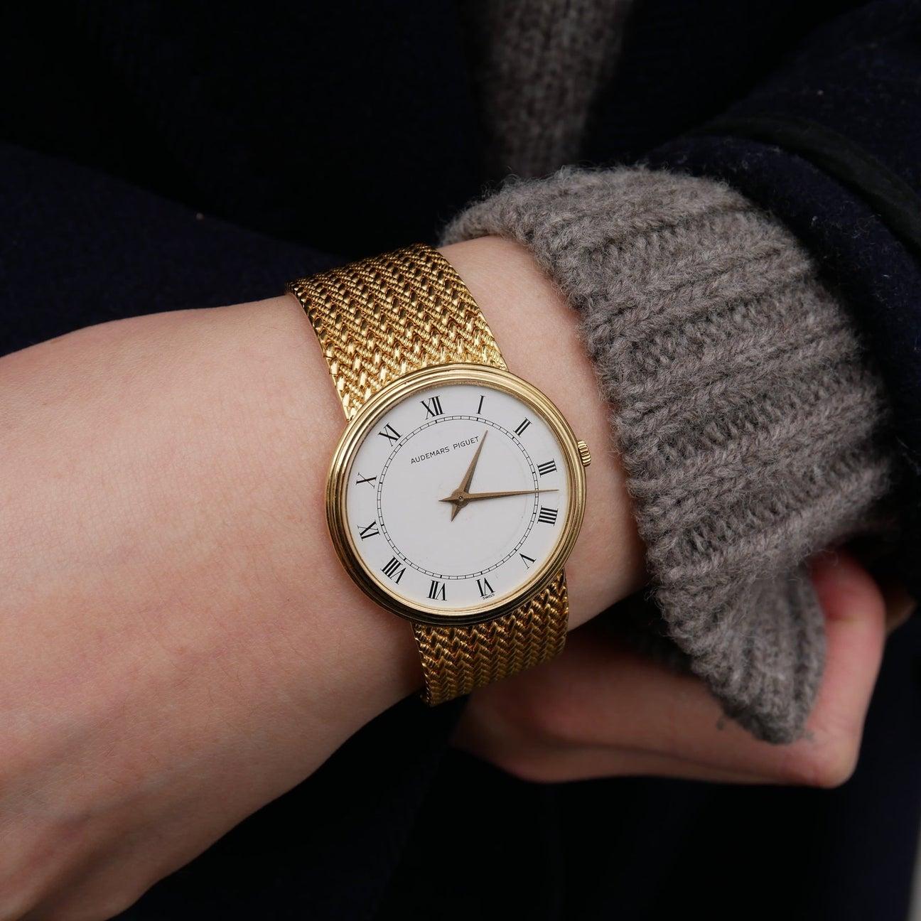 Pre-Owned Vintage Condition
18K Yellow
Self Winding
Swiss Made
Case Diameter 1.25