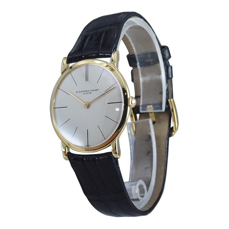 FABRIK / HAUS: Audemars Piguet Watch Company
STYLE / REFERENCE: Rund Ultra Dünn
METALL / MATERIAL: 18Ktl Gelbgold 
CIRCA / YEAR: 1960er Jahre
ABMESSUNGEN / GRÖSSE: 36mm X 31mm
UHRWERK / KALIBER: Handaufzug / 18 Jewels / 9D
DIAL / HANDS: Original