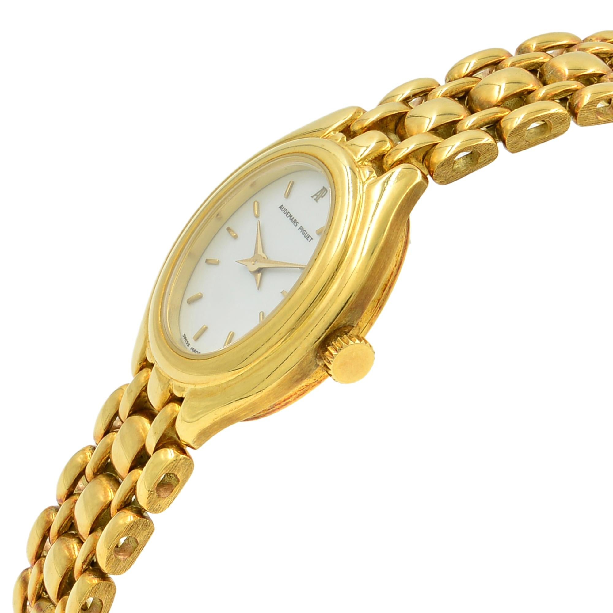 Audemars Piguet: 18 Karat Gelbgold Damenuhr mit ovalem weißem Zifferblatt und Handaufzug im Zustand „Hervorragend“ in New York, NY