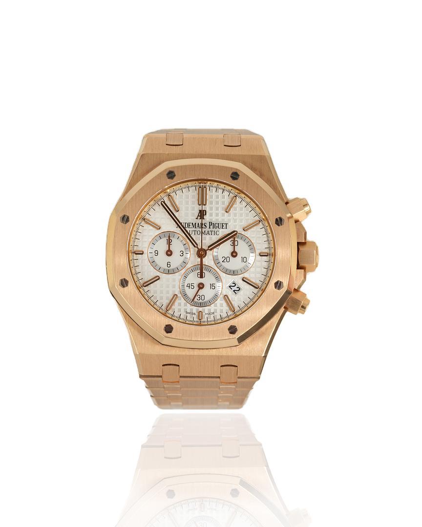 This elegant automatic self-winding Audemars Piguet Royal Oak Self-winding Chronograph features an octagonal 18ct pink gold case that is 41 mm in diameter and 10.8 mm in thickness. The dial is silver-toned in the “Grande Tapisserie” pattern and is
