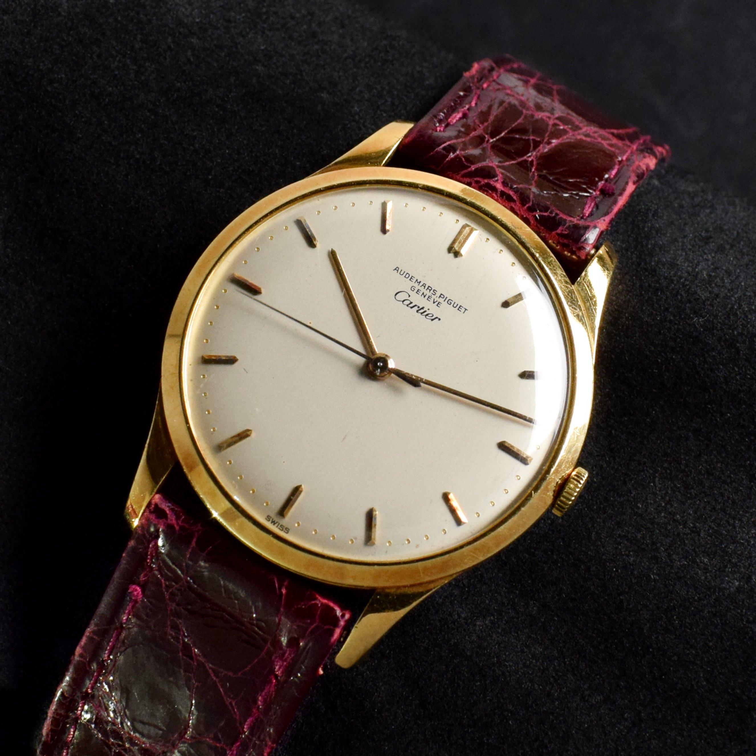 Marke: Vintage Audemars Piguet
Jahr: 1960 - 1970er Jahre
Uhrwerk Seriennummer: 69xxx
Referenz: C03146

Ein sehr einzigartiges Kleid Uhr Audemars Piguet Double Name w / Cartier mit einer romantischen Geschichte, wo das Gehäuse zurück graviert 
