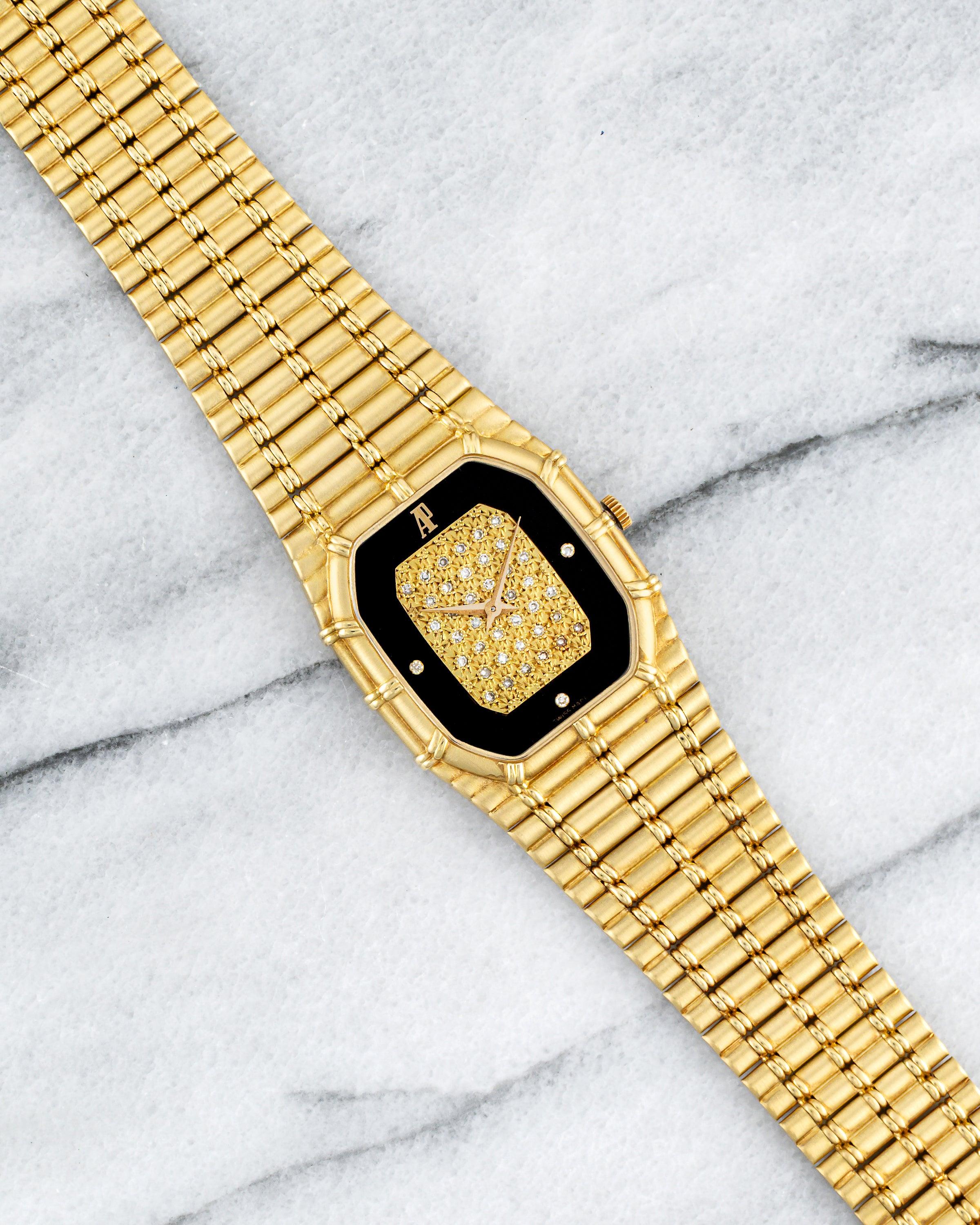 Voici une Audemars Piguet Bamboo vintage en or jaune 18 carats à remontage manuel avec une  cadran en onyx et diamants des années 1980 (série C) Elle convient à un poignet de 7 pouces maximum. Il s'agit d'une forme de réservoir et d'un design