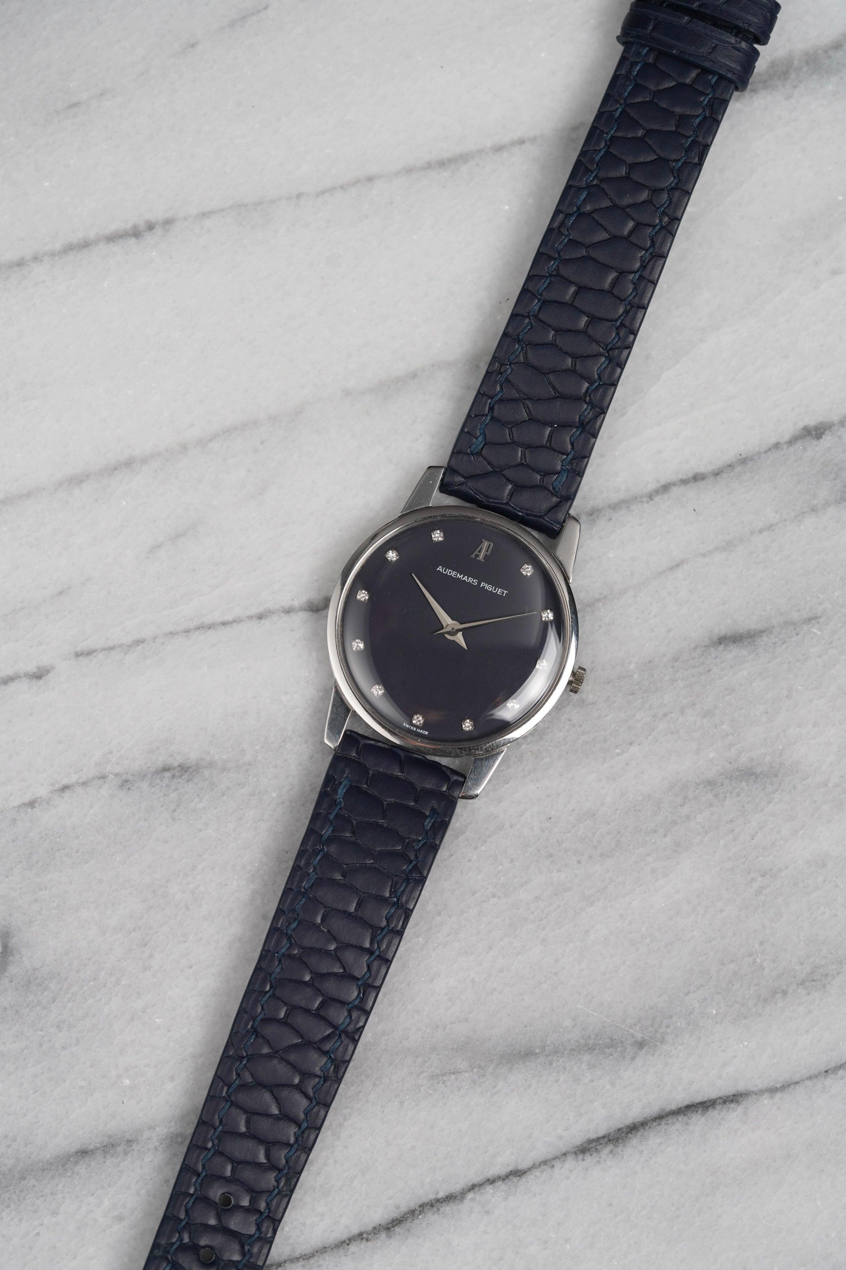 Hier ist eine Audemars Piguet Handaufzugsuhr mit mattblauem Diamant-Zifferblatt aus den 1970er Jahren. Die Abmessungen umfassen ein 33-mm-Gehäuse und 16 mm Anstoßbreite. Montiert an einem handgefertigten blauen Biberlederband. Dauphine-Hände.