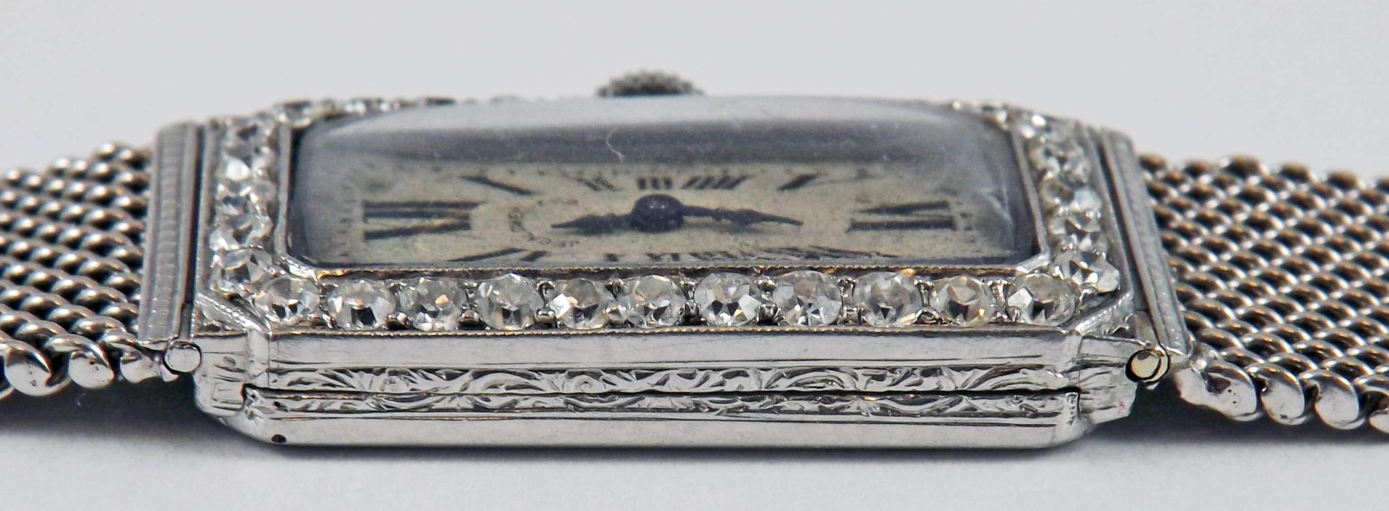 Wunderschöne Art-Déco-Damenarmbanduhr aus Platin mit Diamanten von J.E. Caldwell. Das originale Zifferblatt mit schwarzen römischen Ziffern ist mit 