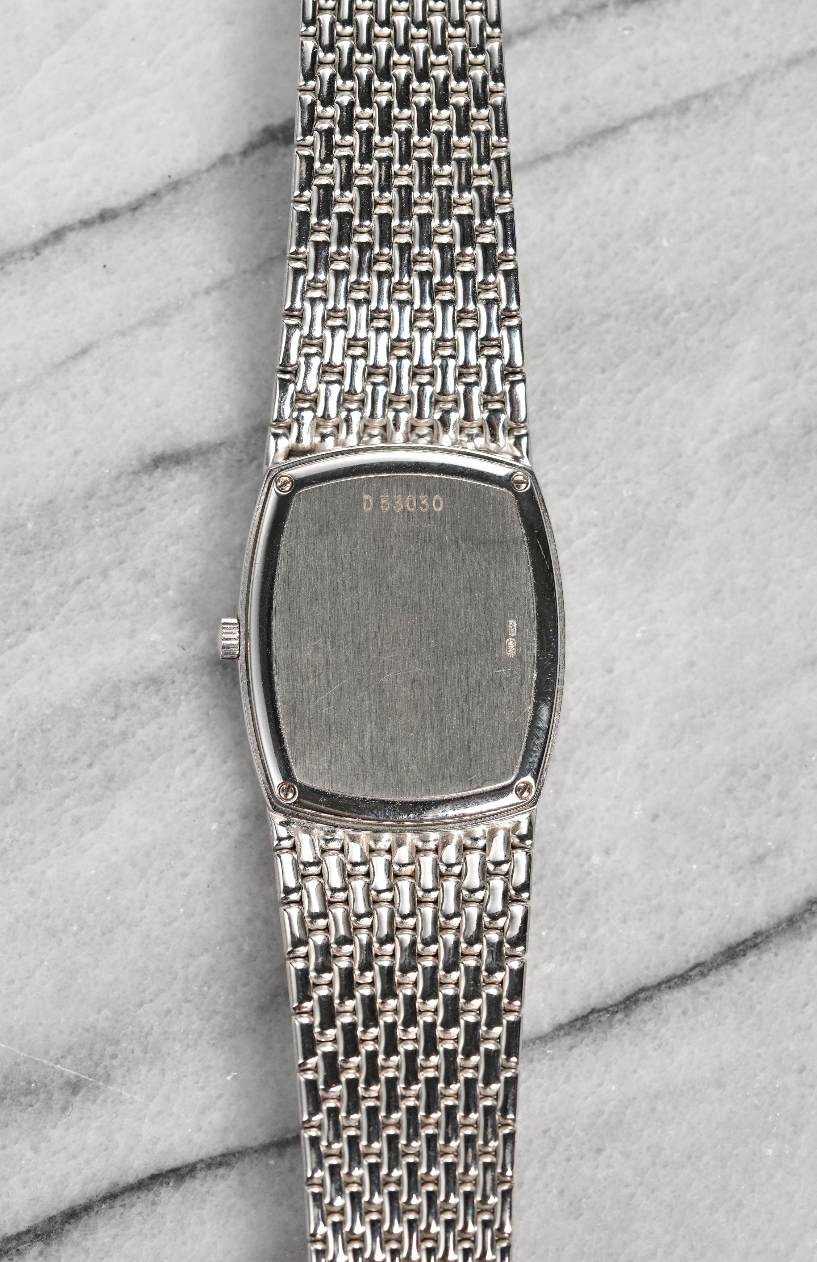 Classique intemporel de l'âge d'or d'Audemars Piguet, cette Mini Cobra vintage représente tout ce que les collectionneurs aiment dans le langage du design des années 1980 de la marque : élégante, audacieuse et magistralement fabriquée.

Cet