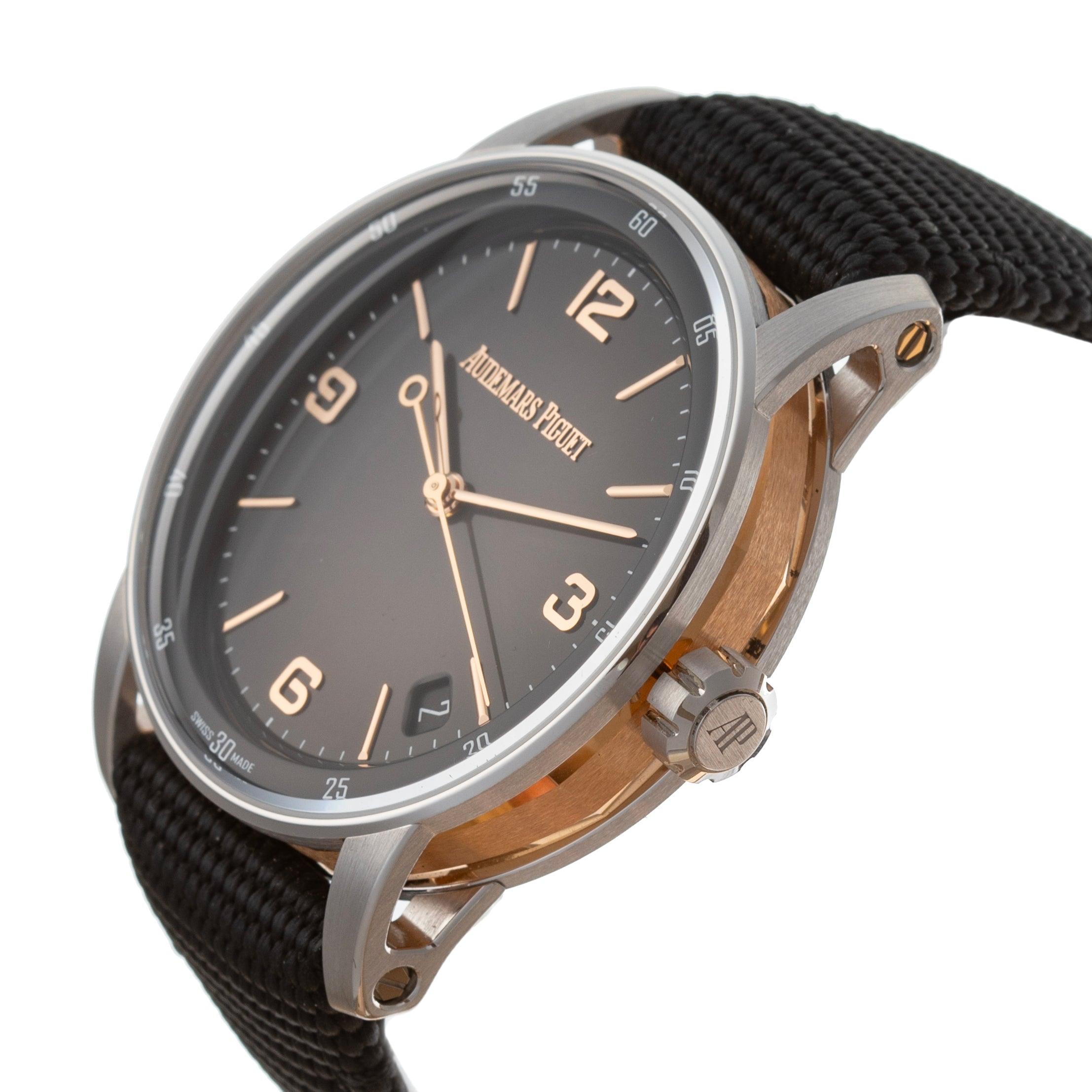 Audemars Piguet Code 11.59 Ref. 15210CR.OO.A002CR.01 aus 18 Karat Weiß- und Roségold mit Automatikwerk.  Zifferblatt mit rauchgrauer Sonnenschliff-Lackierung. Datumsanzeige zwischen 4 und 5 Uhr. Zentrales Sekundenzifferblatt mit Saphirglas und