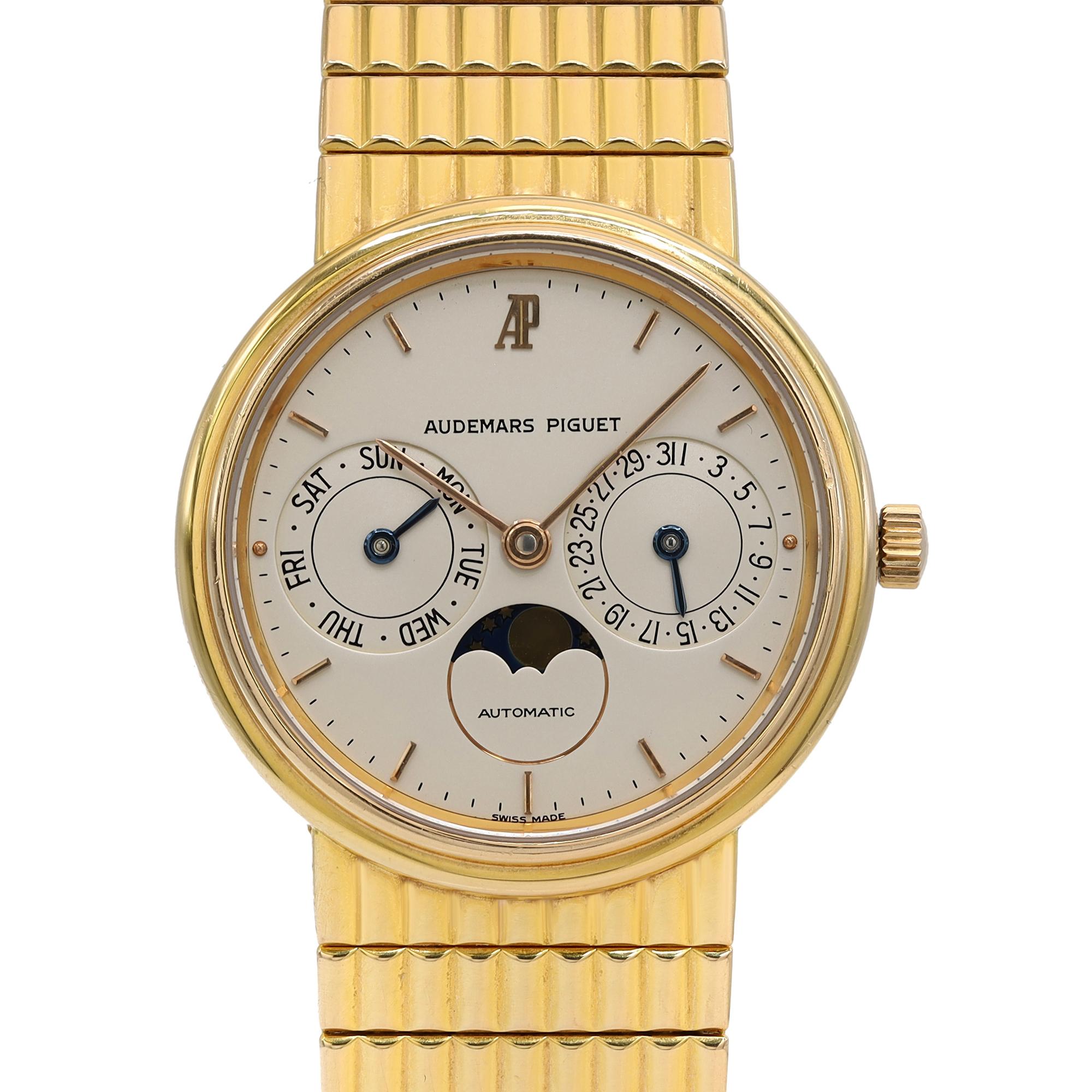 Pre-owned Vintage Audemars Piguet Tag Datum Mondphase 33mm Gelbgold Off weißes Zifferblatt automatische Herrenuhr 25589BA. Dieser schöne Zeitmesser wird von einem mechanischen (automatischen) Uhrwerk angetrieben. Merkmale: 18k Gelbgold Gehäuse mit
