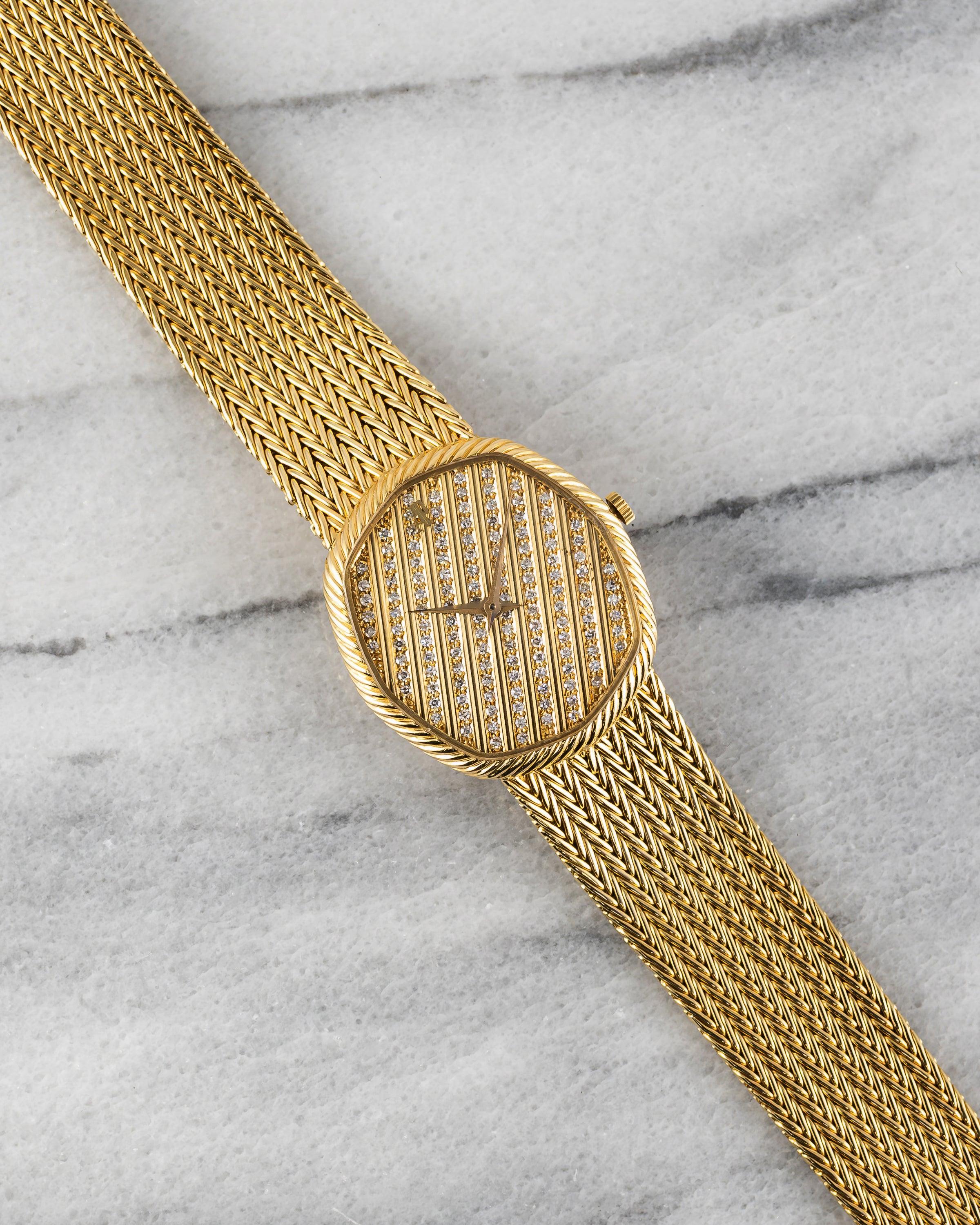 Hier ist eine Vintage Audemars Piguet mit einem werkseitig diamantbesetzten, diagonalen Zifferblatt aus 18 K Gelbgold aus den 1980er Jahren (Serie C). Das Gehäuse hat einen Durchmesser von 30 mm und das Armband passt an ein Handgelenk von bis zu