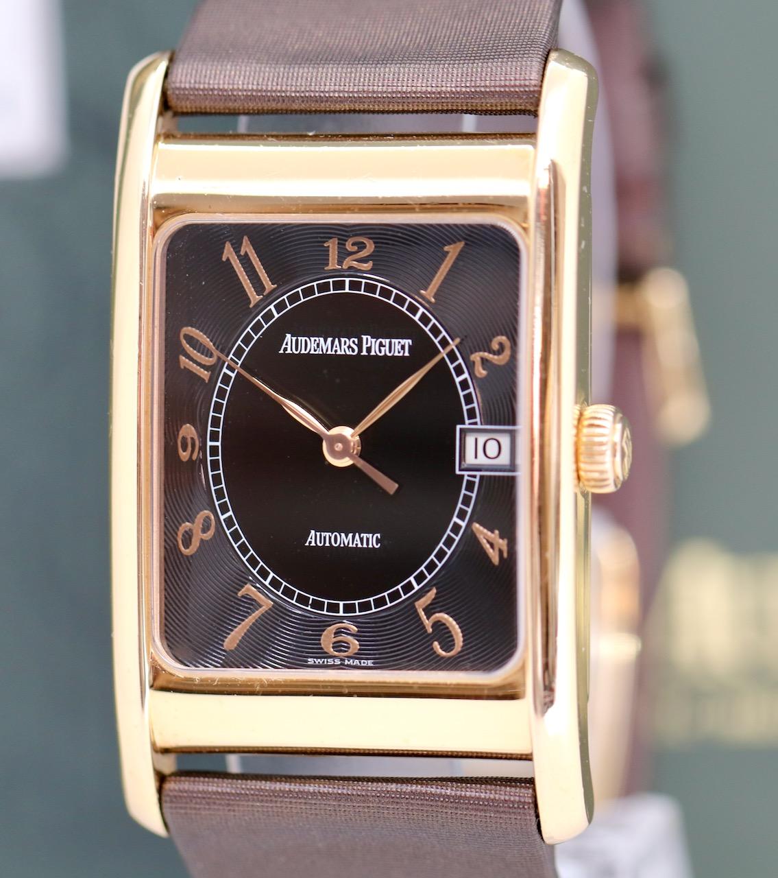 La montre-bracelet d'Audemars Piguet présentée ici est l'incarnation du luxe et de l'art horloger le plus raffiné. Le boîtier et la boucle déployante, tous deux en or rose 18 carats, confèrent à la montre un éclat chaleureux et élégant qui attire
