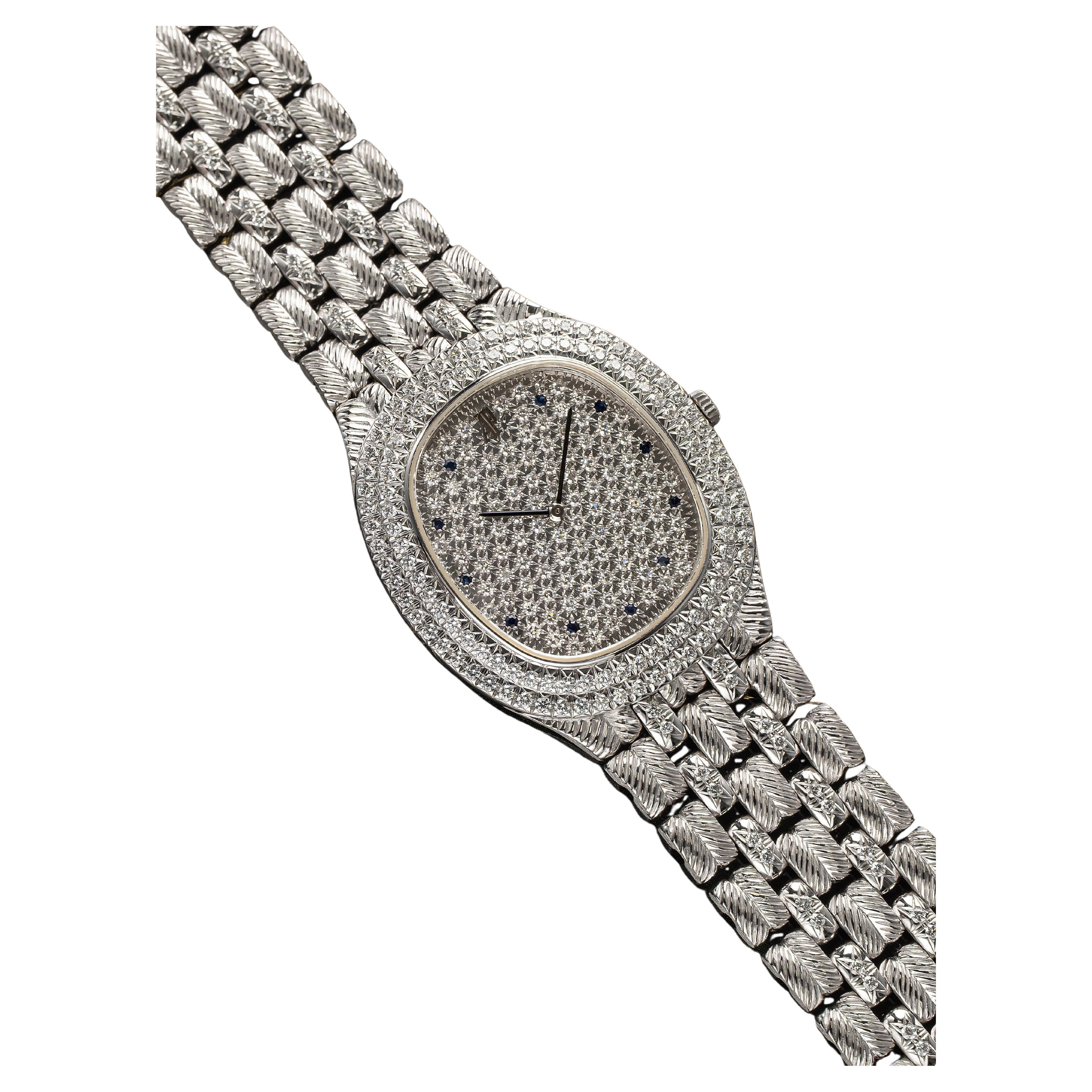 Ecco un Audemars Piguet vintage in oro bianco 18 carati a carica manuale con quadrante e lunetta in argento con pavé di diamanti (2 carati di diamanti) degli anni '80. Le misure includono una cassa di 30 mm e il bracciale si adatta a un polso di