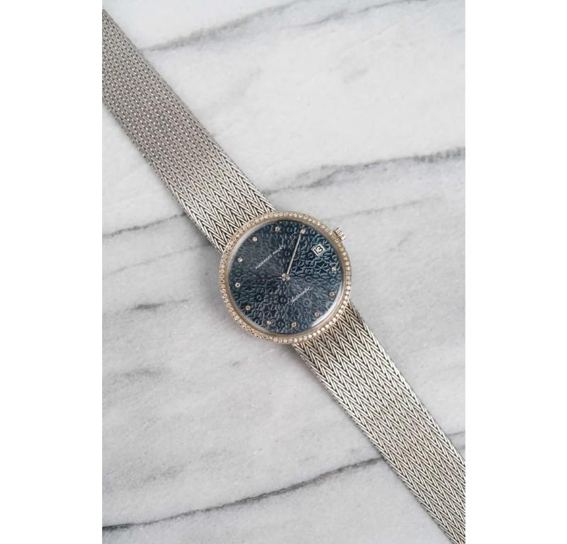 Aquí tienes algo realmente especial de nuestra última selección: un Audemars Piguet muy exclusivo de los años 70, de oro blanco macizo de 18 quilates, con un atrevido brazalete de cola de pez integrado, una fascinante esfera con motivos florales