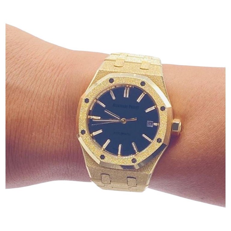 Semi-new Women's watch in great condition.
The shiny, silver-toned mirror, framed with the shimmering sparkle of a Frosted Gold case and bracelet, replaces the trademark 
