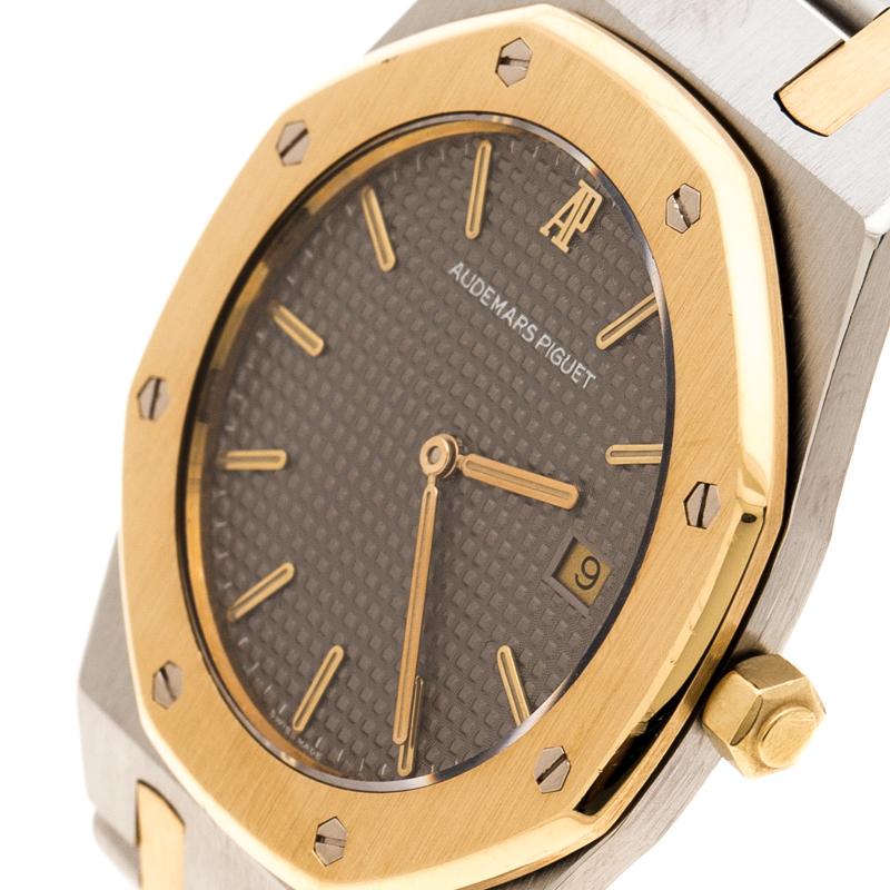 A perfect piece of accessory to pair with both your daytime casuals as well as smarter and chic looks, this Audemars Piguet Royal Oak wristwatch is a must have for women with classic taste. An exemplar of the label's fine artistry, this watch