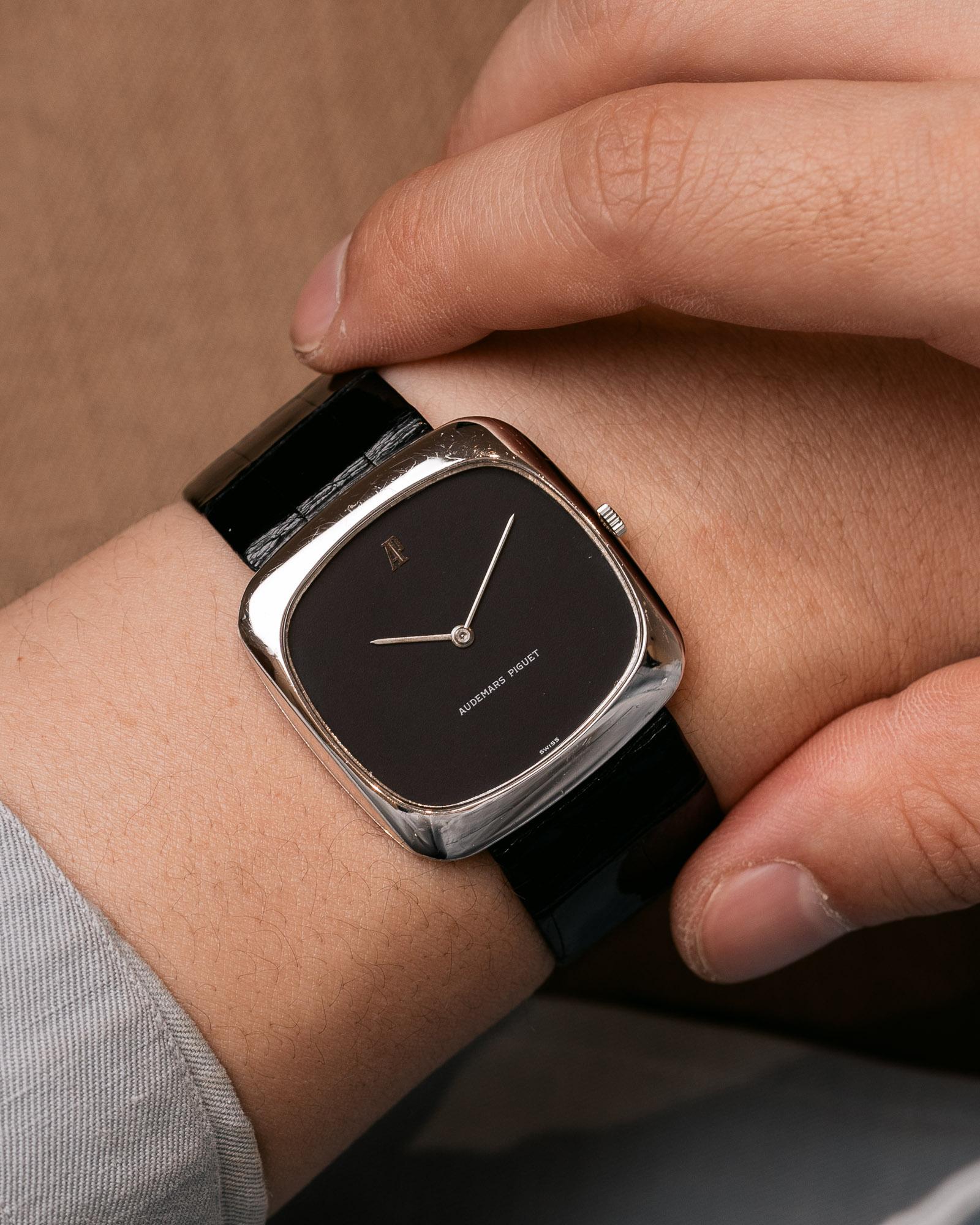 Audemars Piguet Jumbo TV 768 Schwarzes Zifferblatt 18k WG

SKU	1806
Marke	Audemars Piguet
Modell	K.A.
Referenz	768
Jahr	1970s
Wählen Sie	Schwarzes Zifferblatt 
Fall	18k Weißgold
Armbänder	Lederarmband mit Schließe aus 18 Karat