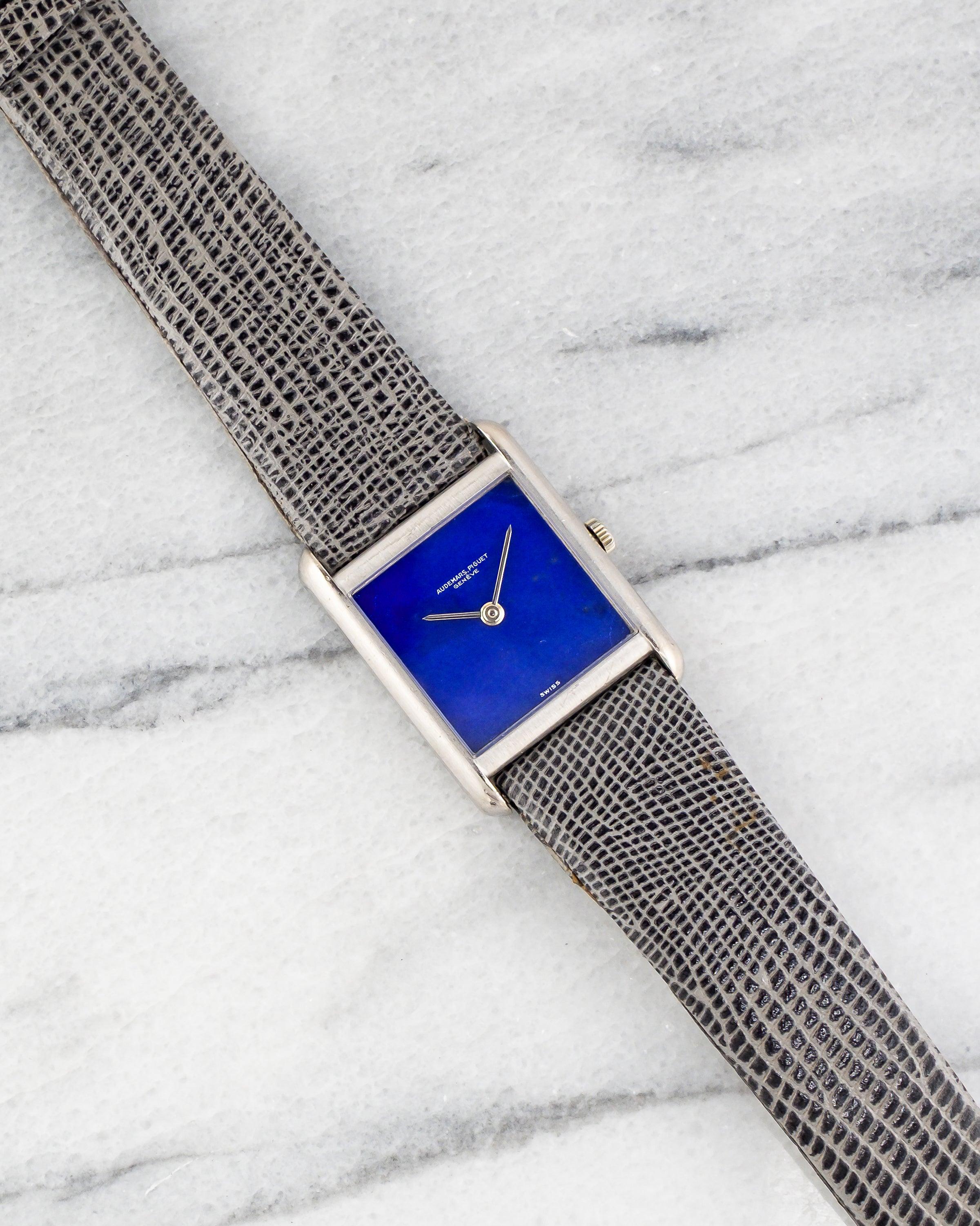 Voici une Audemars Piguet vintage à remontage manuel en or blanc 18 carats avec un cadran en pierre de lapis bleue sur un bracelet en cuir des années 1970. L'heure est très précise et l'appareil est entièrement fonctionnel. Les mesures comprennent