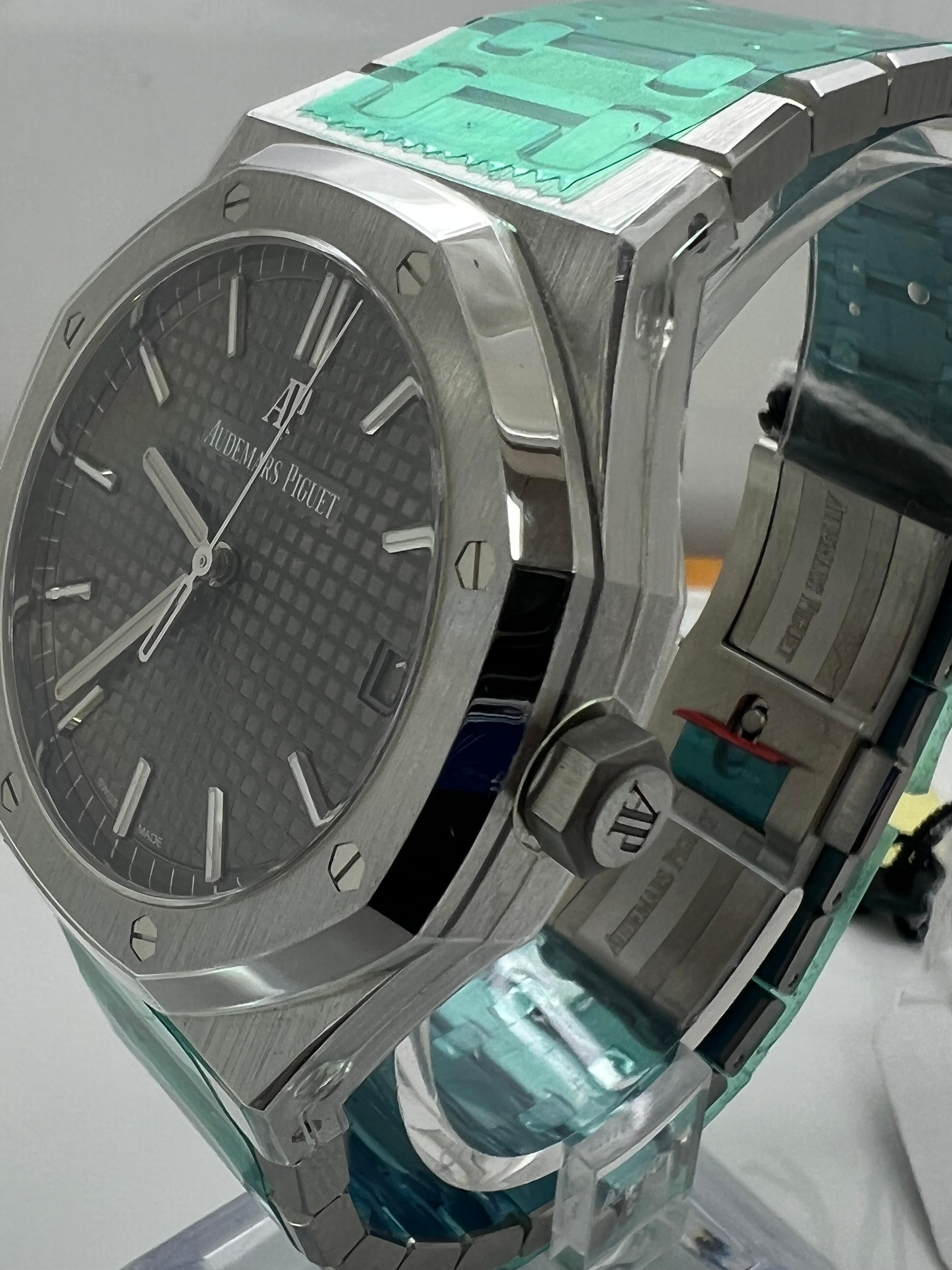 Audemars Piguet New AP Royal Oak Edelstahl Grau Zifferblatt 15500ST im Zustand „Neu“ im Angebot in New York, NY