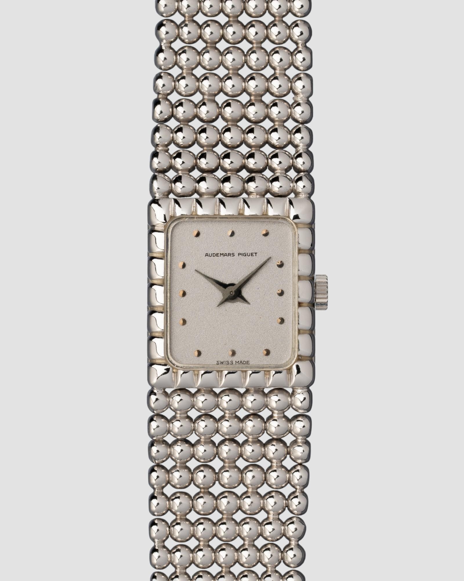 Un orologio da donna Audemars Piguet degli anni '80, raro e ben conservato, con un sorprendente quadrante argentato con texture 