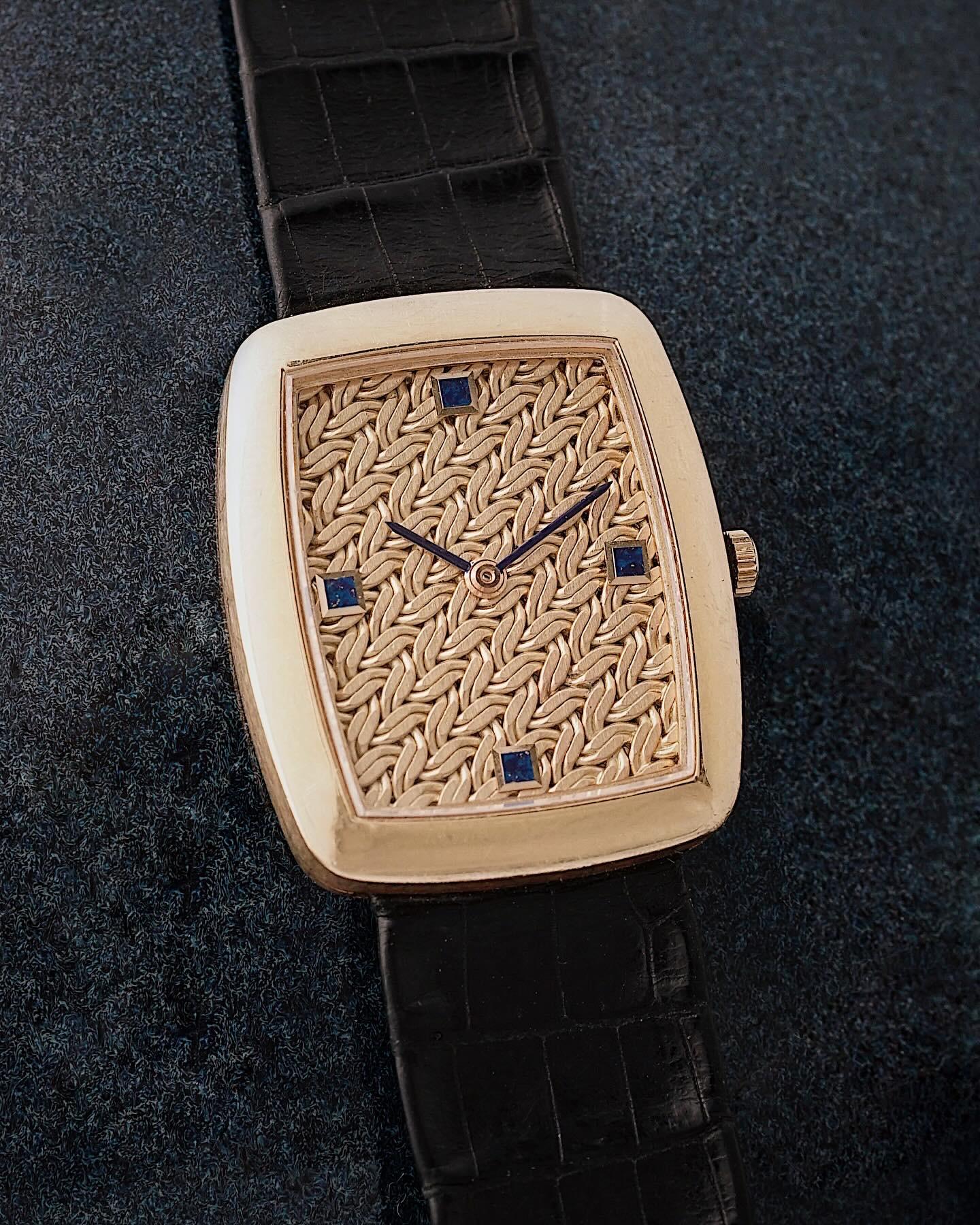 Extremely Rare and possibly unique Audemars Piguet Haute Joaillerie Watch, Circa 1955.
The first feature that catches the eye on this fabulous creation by Audemars Piguet is the woven gold texture of the dial, superbly contrasted by the lapis lazuli