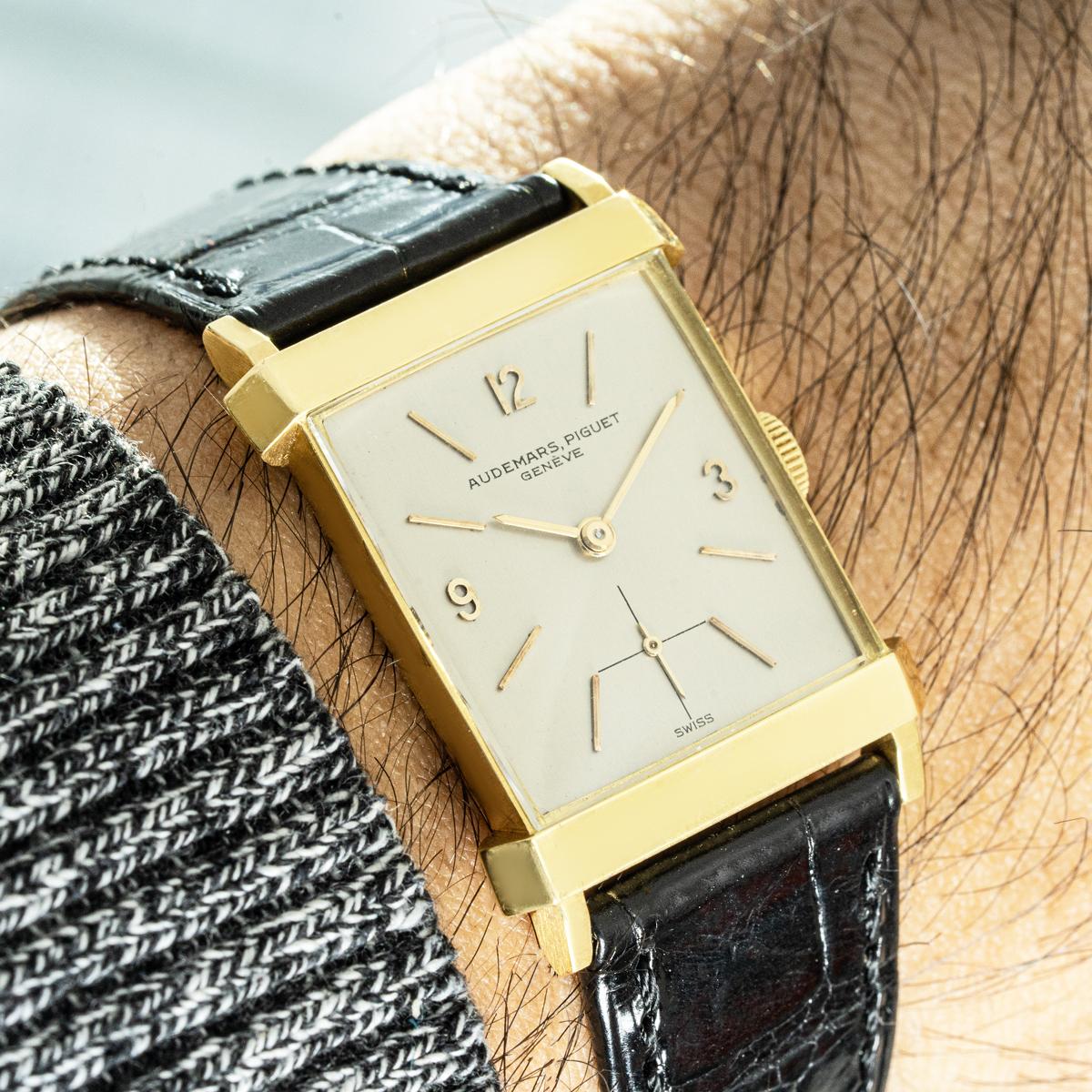 Un raro y excepcional sombrero de copa vintage Audemars Piguet Ref. 5045BA en excelente estado.

Este elegante reloj incorpora un movimiento de cuerda manual encerrado en una caja cuadrada de oro amarillo de 18 quilates. La esfera plateada muestra