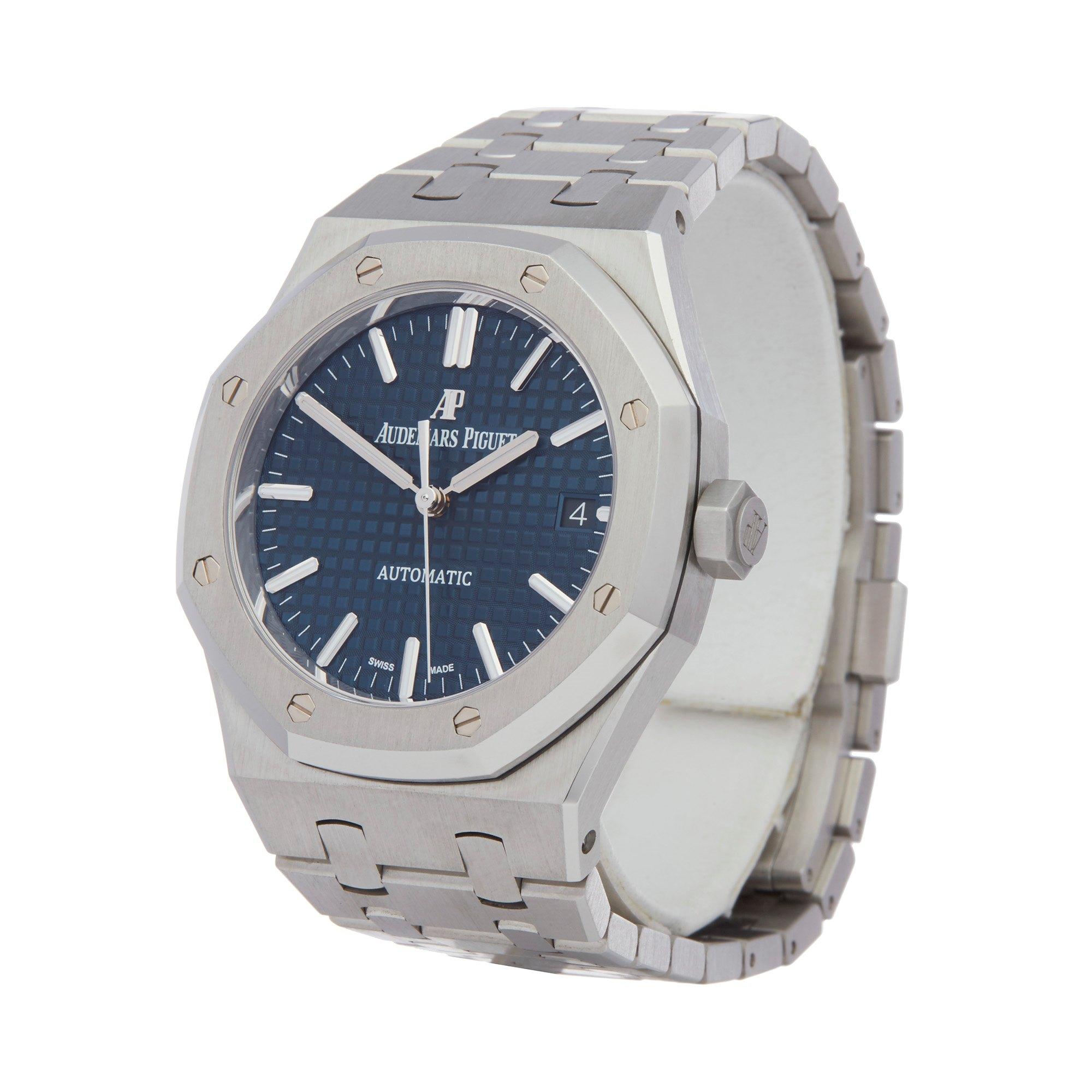 Xupes-Referenz: W007483
Hersteller: Audemars Piguet
Modell: Royal Oak
Modellvariante: 
Modellnummer: 15450ST.OO.1256ST.03
Alter: 2019
Geschlecht: Männer
Komplett mit: Audemars Piguet Box:: Booklet:: Swing Tag & Garantie
Zifferblatt: Blauer
