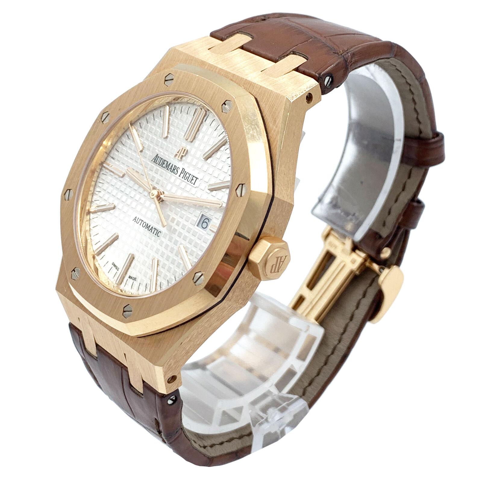 This pre-owned Audemars Piguet Royal Oak 15400OR.OO.D088CR.01 is a beautiful men's timepiece that is powered by an automatic movement which is cased in a rose gold case. It has a round shape face, date dial and has hand sticks style markers. It is