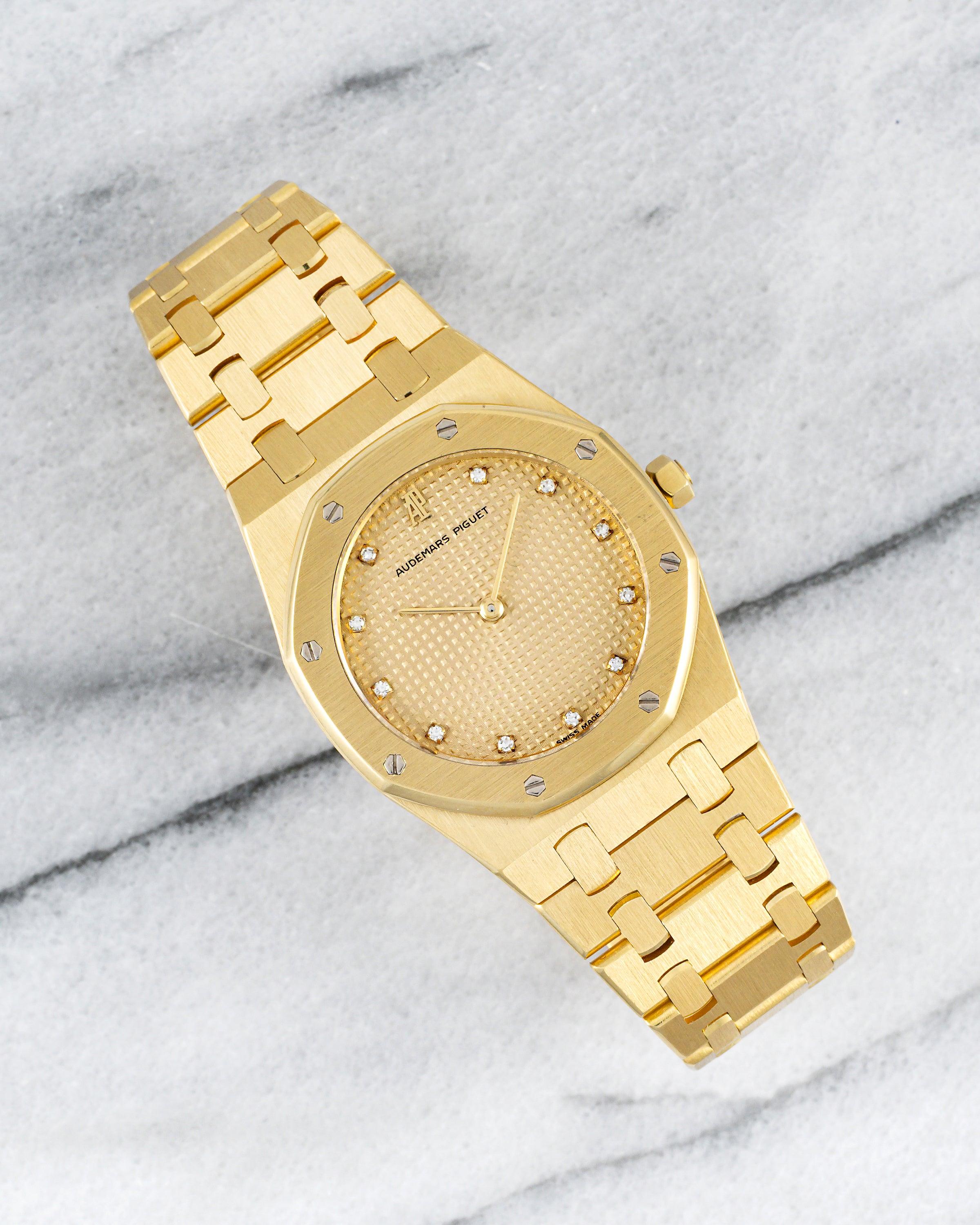 Este Audemars Piguet Royal Oak Ref. 56303BA es un ejemplo destacado del lujo refinado de los años 90, que ofrece el inconfundible diseño del Royal Oak en un paquete compacto, elegante y versátil. Elaborado íntegramente en oro amarillo macizo de 18