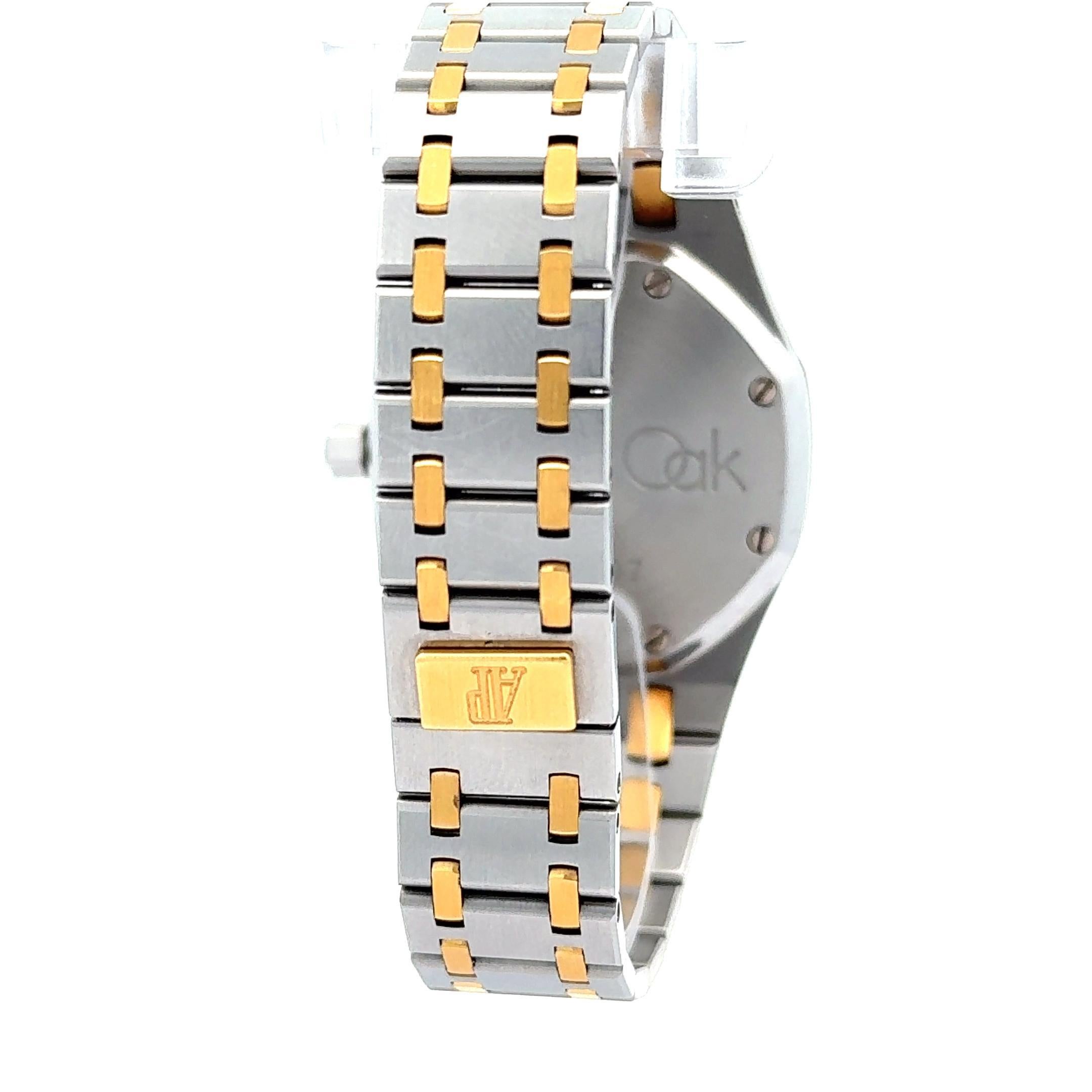 El Audemars Piguet Royal Oak 25594SA es un distinguido reloj de pulsera bicolor que combina con maestría el acero inoxidable y el oro amarillo de 18 quilates, ofreciendo una mezcla atemporal de deporte y elegancia. Con una caja de 36 mm y el