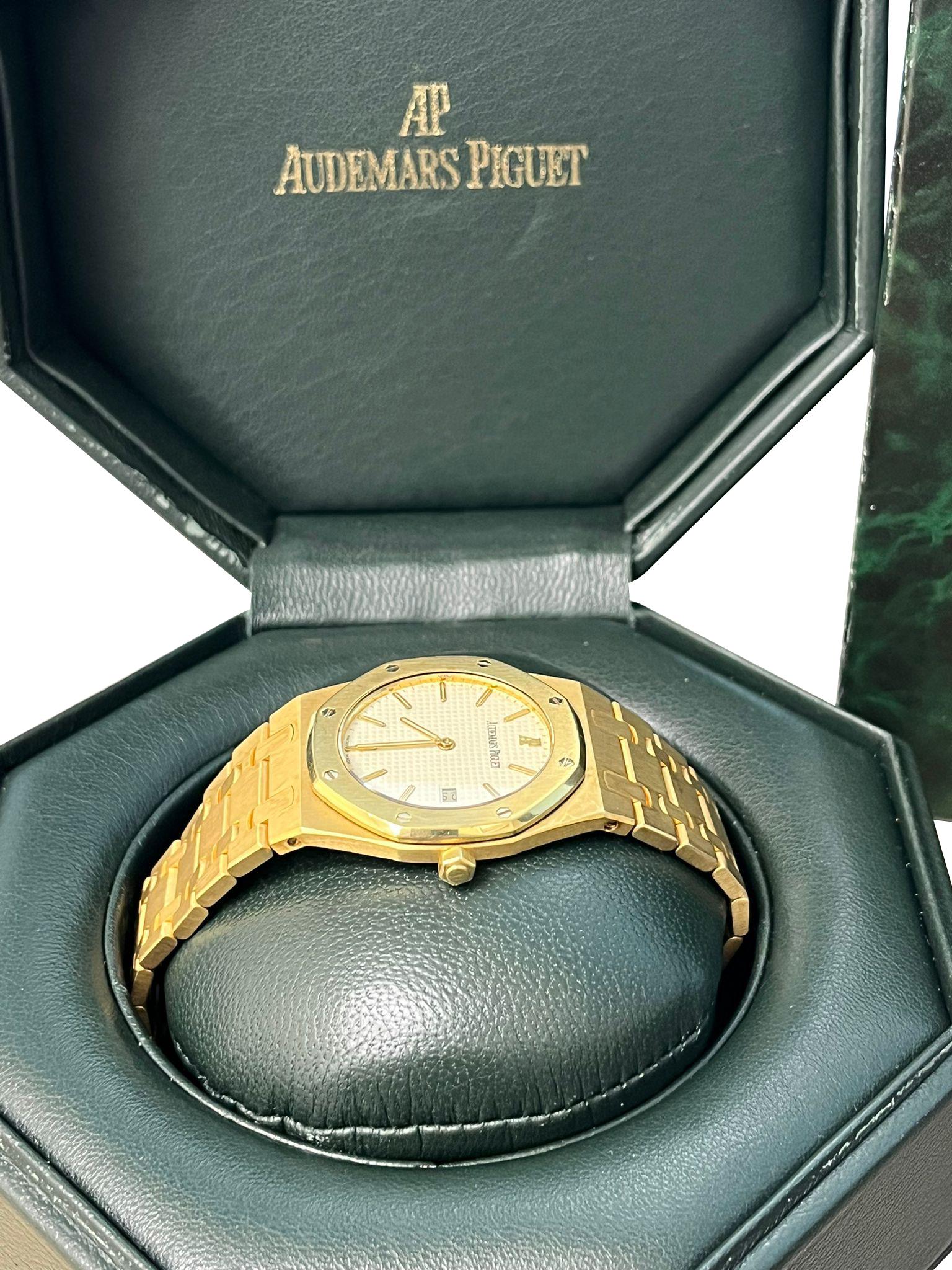 Audemars Piguet Montre Royal Oak 34mm Cadran blanc Or jaune 18K Quartz 56303BA en vente 5