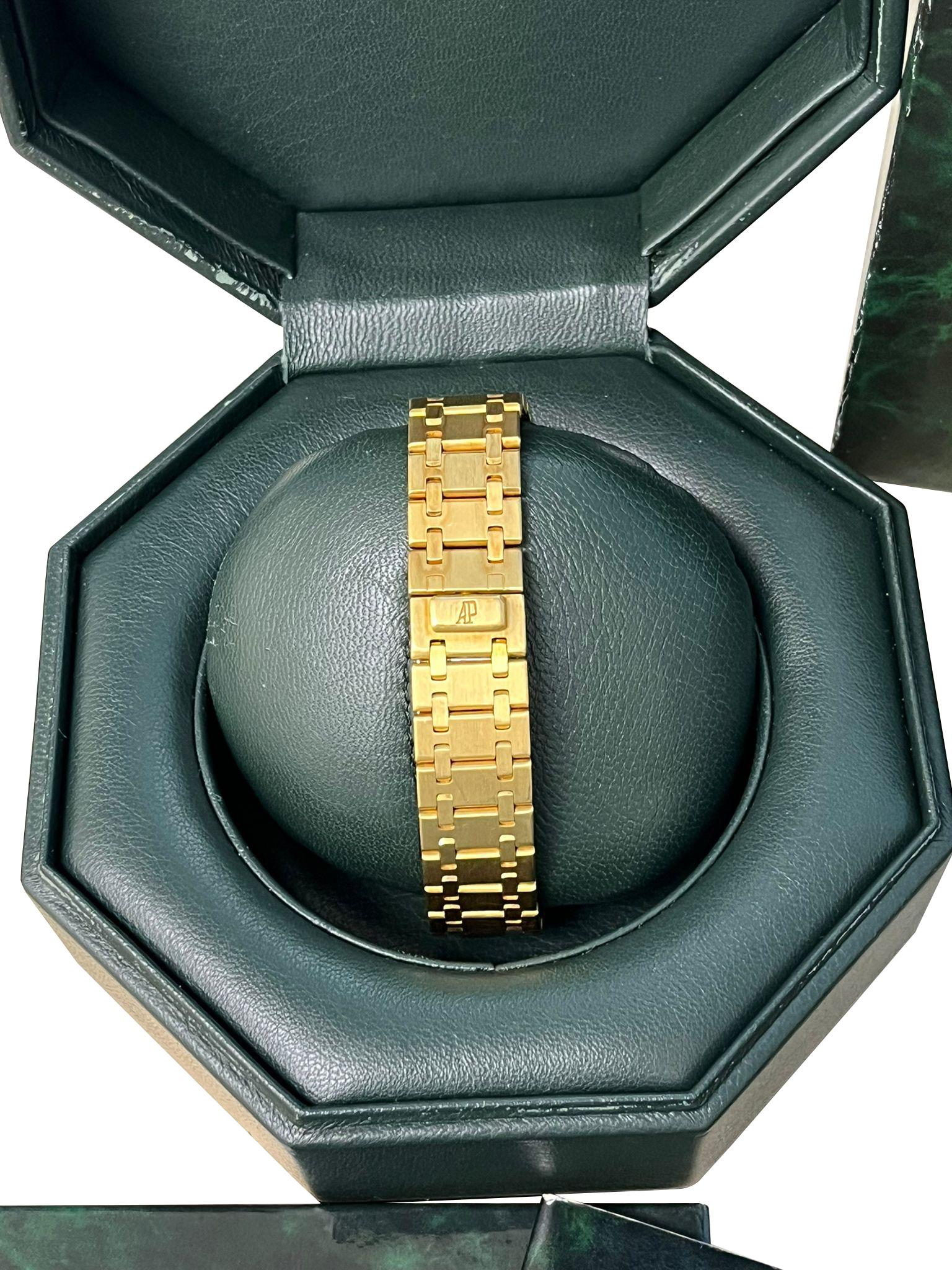 Audemars Piguet Montre Royal Oak 34mm Cadran blanc Or jaune 18K Quartz 56303BA en vente 7