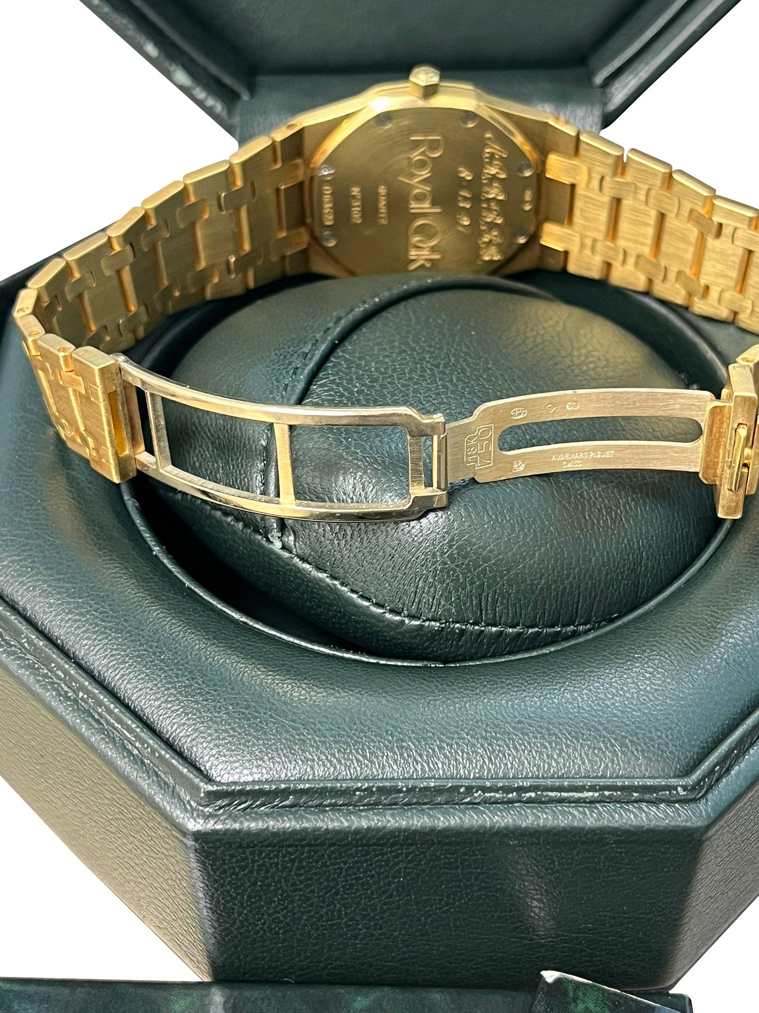 Audemars Piguet Montre Royal Oak 34mm Cadran blanc Or jaune 18K Quartz 56303BA en vente 8