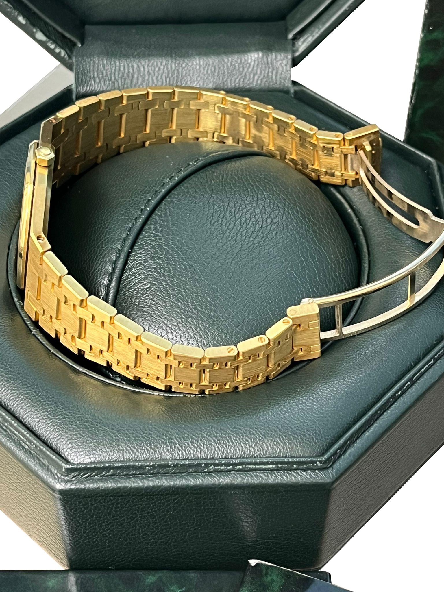 Audemars Piguet Montre Royal Oak 34mm Cadran blanc Or jaune 18K Quartz 56303BA en vente 9