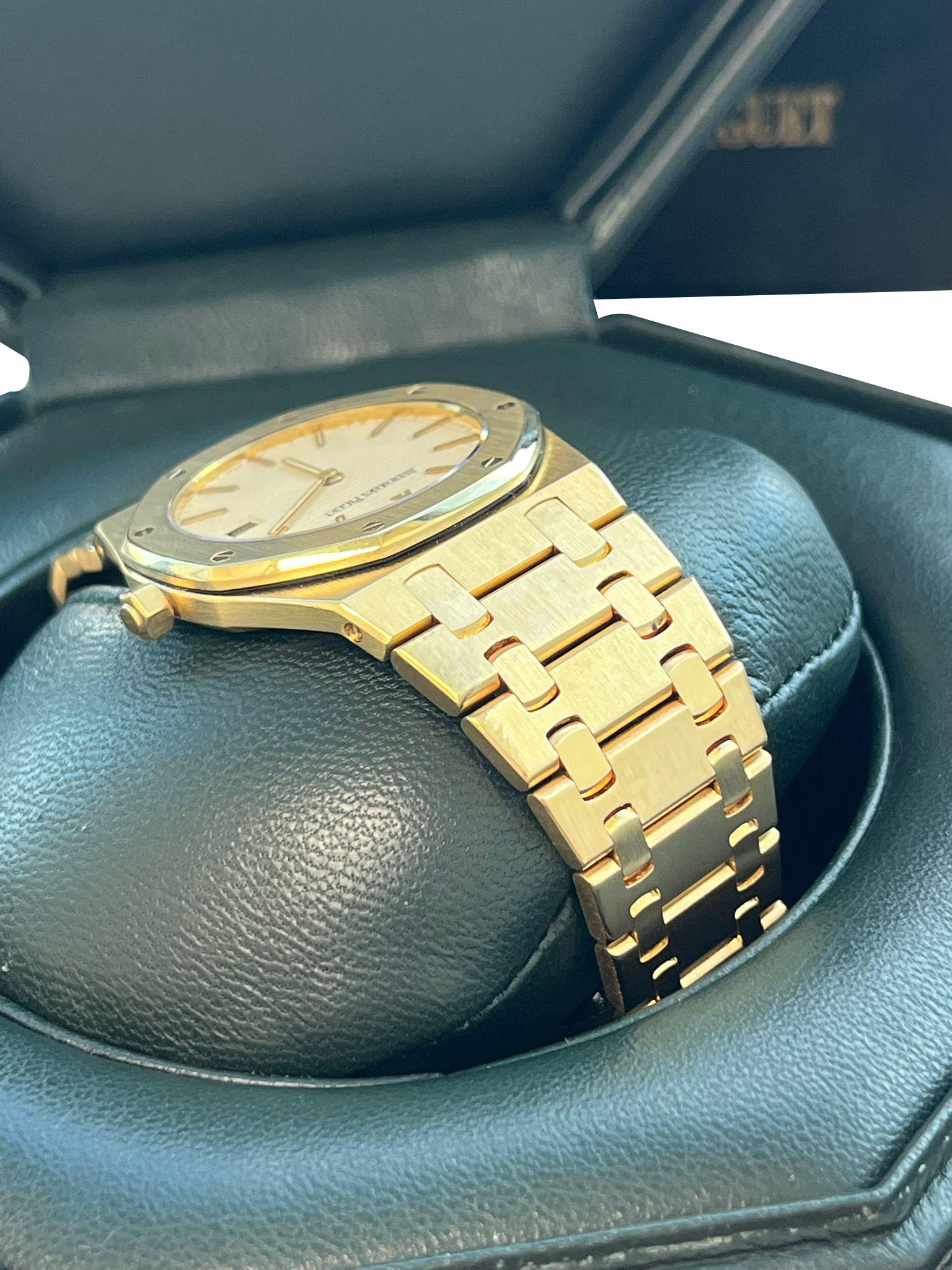 Audemars Piguet Royal Oak 34mm weißes Zifferblatt 18K Gelbgold Quarzuhr 56303BA im Angebot 9