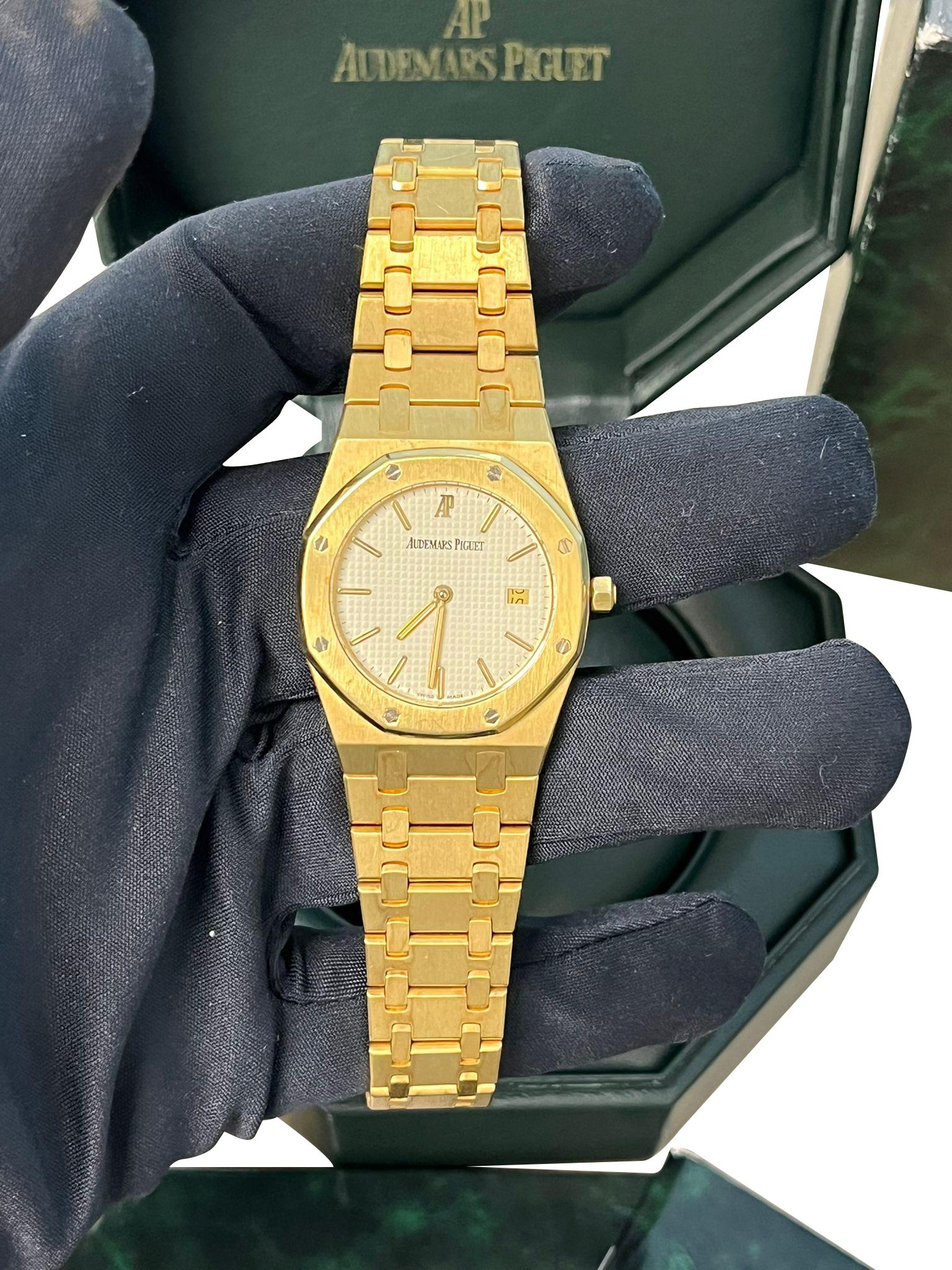 Audemars Piguet Montre Royal Oak 34mm Cadran blanc Or jaune 18K Quartz 56303BA en vente 11