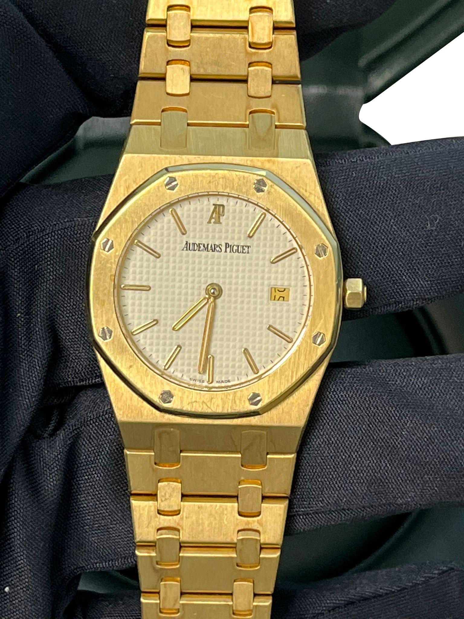 Audemars Piguet Montre Royal Oak 34mm Cadran blanc Or jaune 18K Quartz 56303BA en vente 12