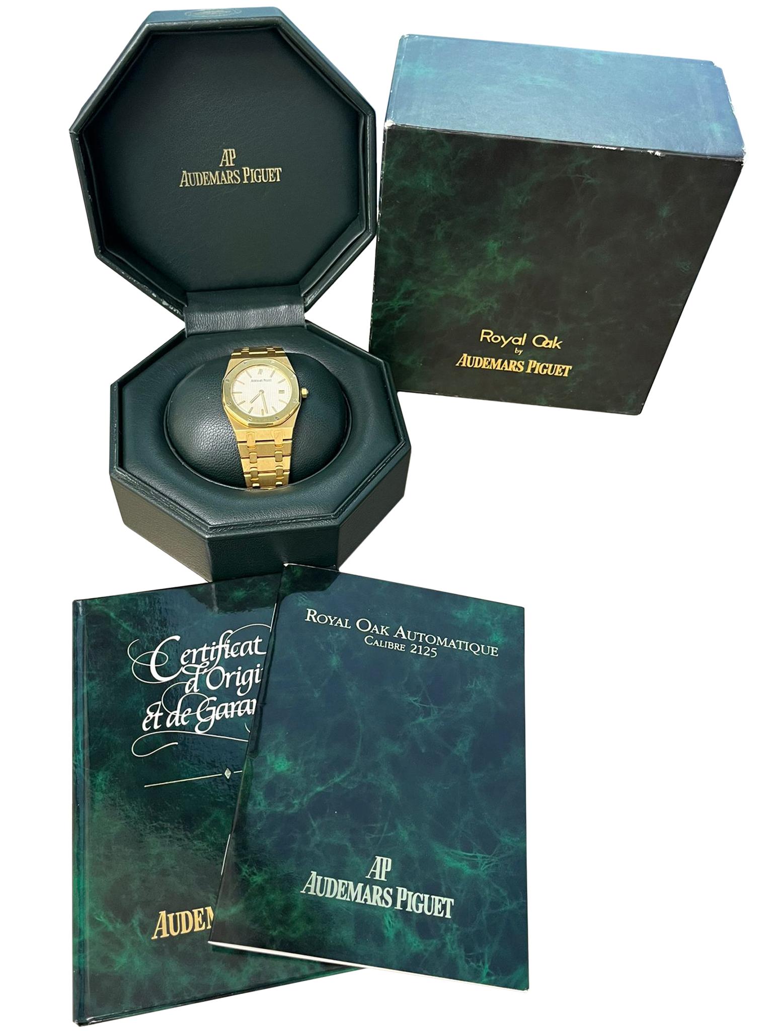 Montre Audemars Piguet Royal Oak pour homme. Boîtier de 33 mm en or jaune 18 carats avec lunette fixe octogonale en or jaune 18 carats. Cadran à motif grande tapisserie, index. Bracelet en or jaune 18 carats avec boucle déployante avec sécurité.