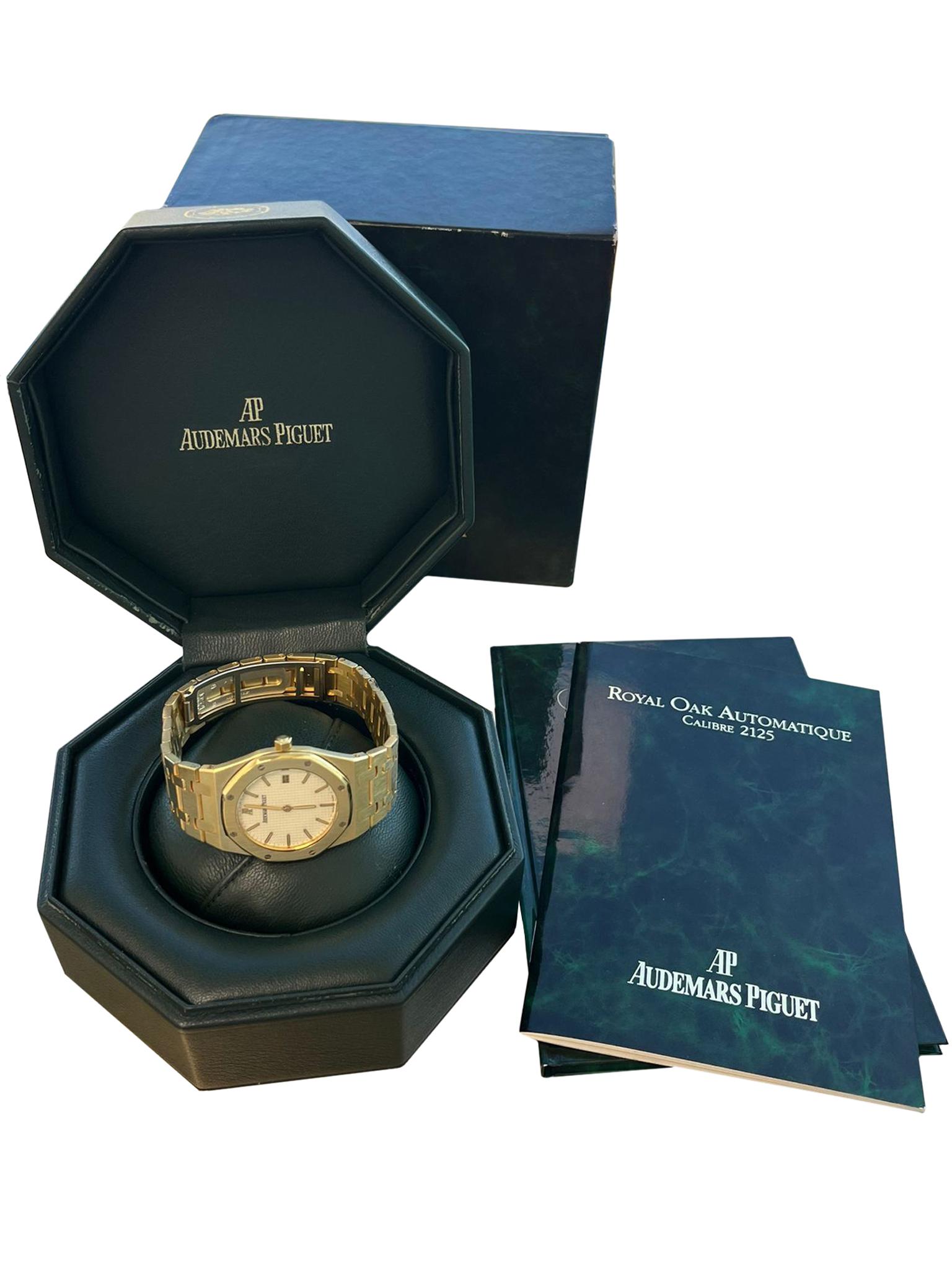 Audemars Piguet Royal Oak Herrenuhr. 33-mm-Gehäuse aus 18 Karat Gelbgold mit fester Lünette in Form eines Achtecks aus 18 Karat Gelbgold. Zifferblatt mit Grande-Tapisserie-Muster, Indexe. Armband aus 18 Karat Gelbgold mit Faltschließe und