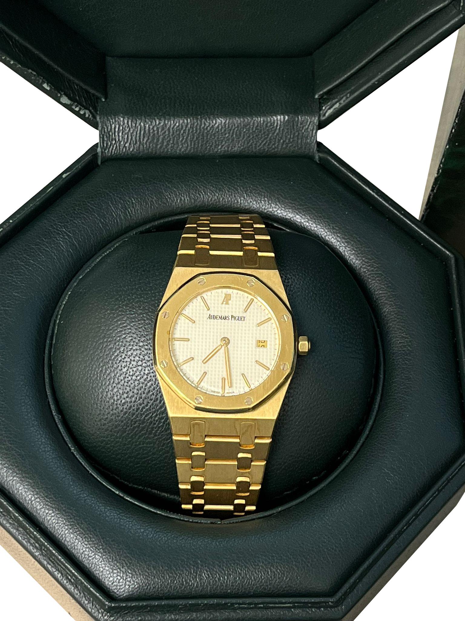 Audemars Piguet Montre Royal Oak 34mm Cadran blanc Or jaune 18K Quartz 56303BA Bon état - En vente à Aventura, FL