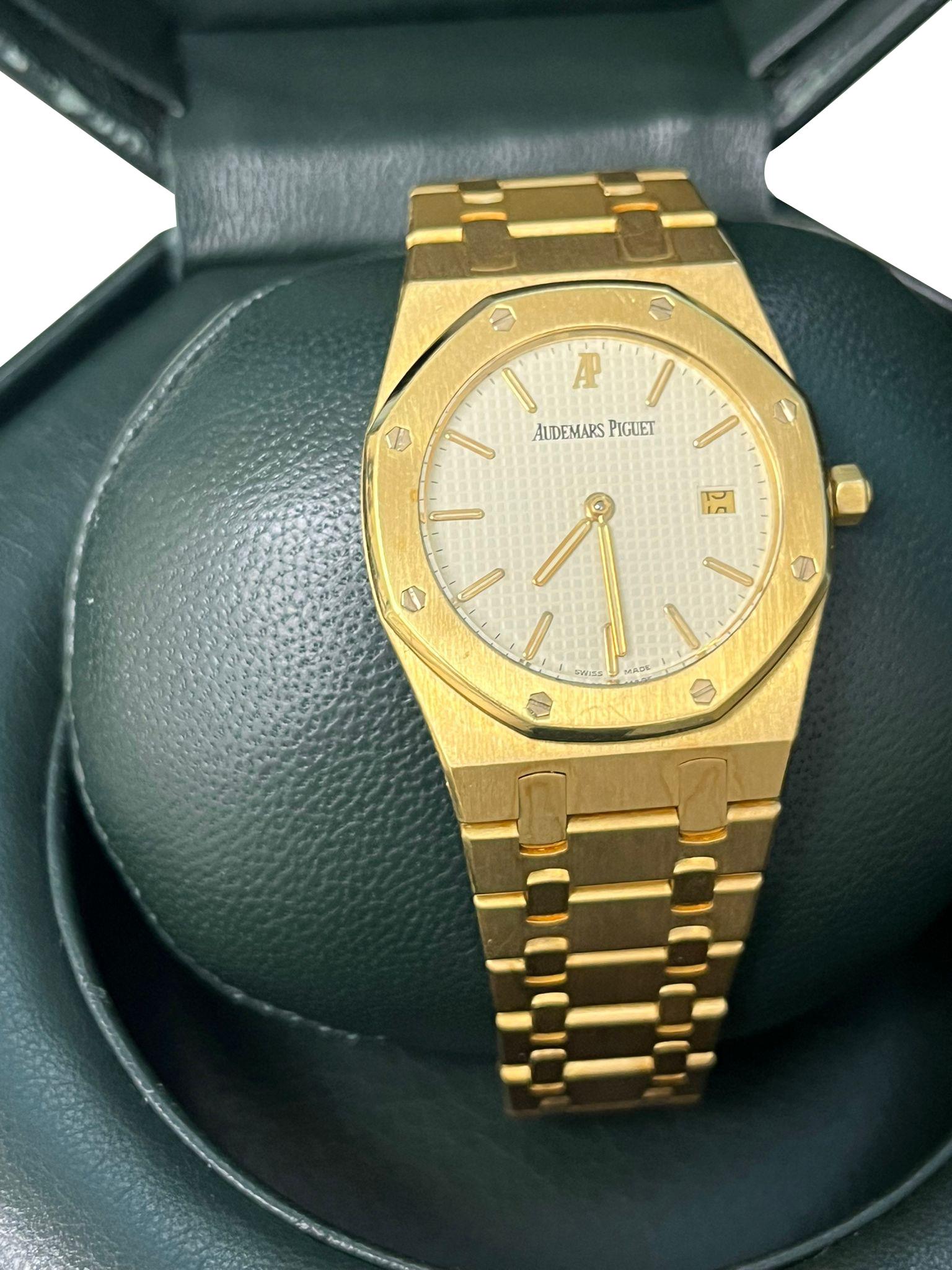 Audemars Piguet Montre Royal Oak 34mm Cadran blanc Or jaune 18K Quartz 56303BA en vente 3