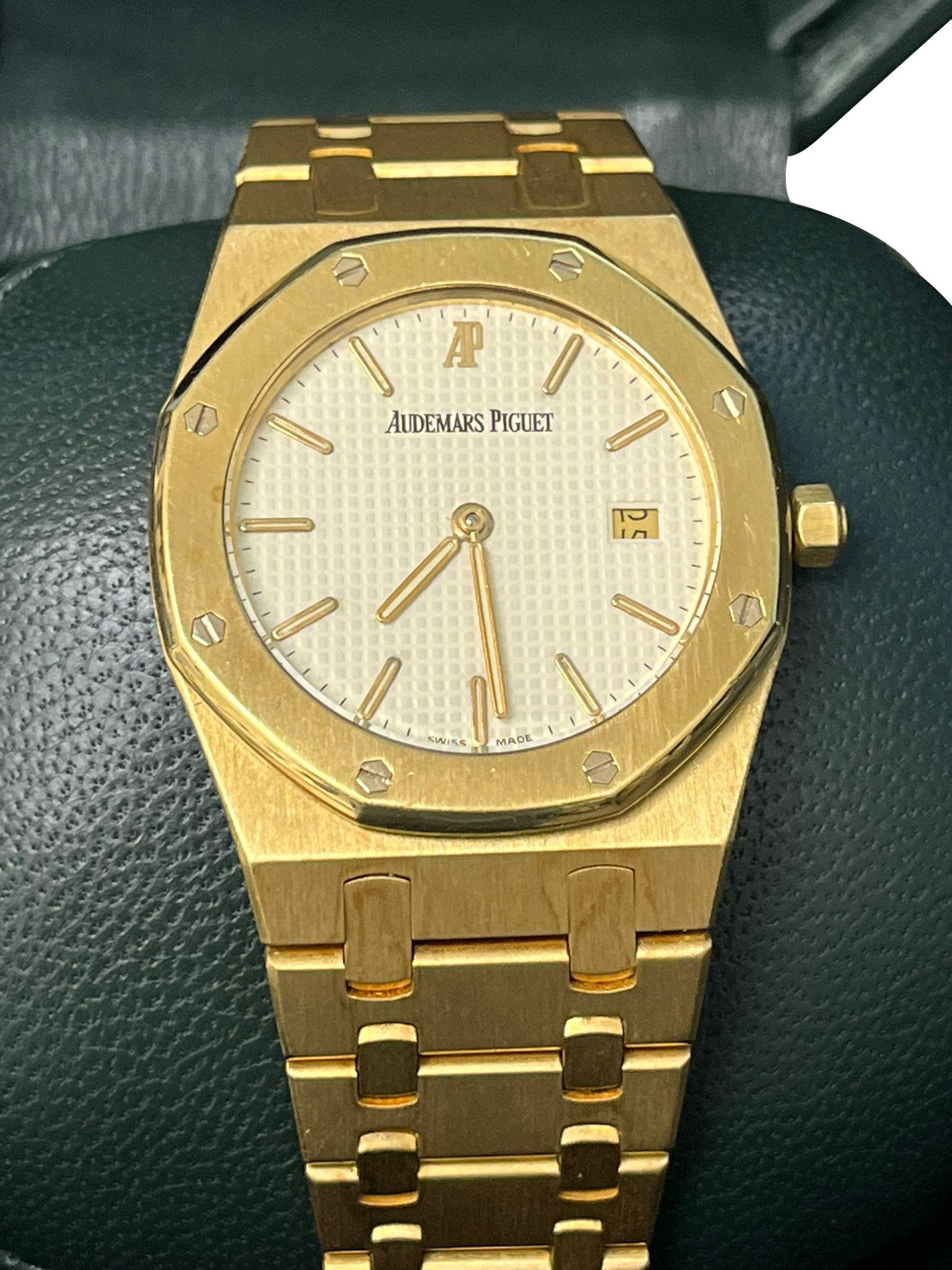Audemars Piguet Montre Royal Oak 34mm Cadran blanc Or jaune 18K Quartz 56303BA en vente 4