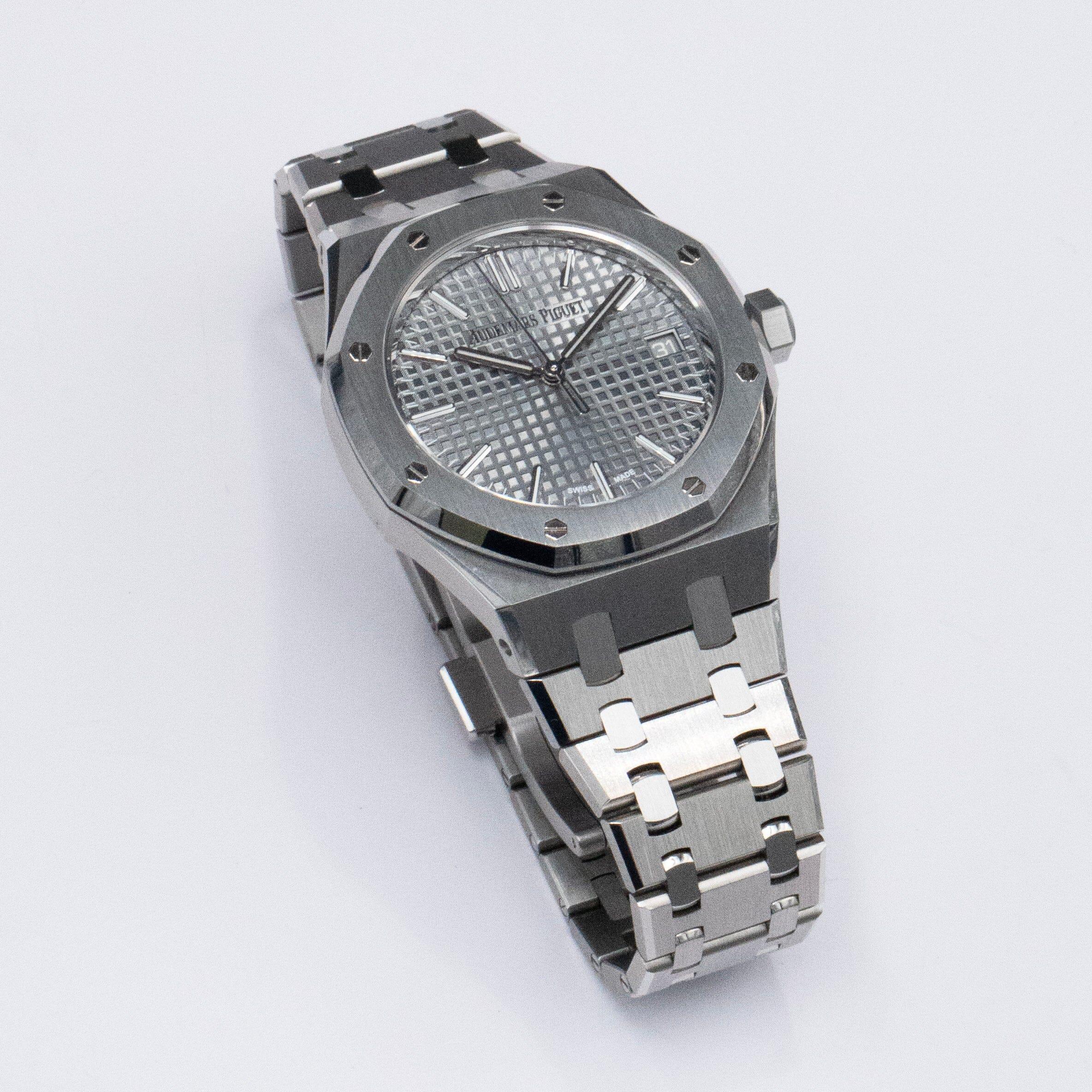 Montre Audemars Piguet Royal Oak 15550ST.OO.1356ST.03 pour homme. Boîtier en acier inoxydable de 37 mm avec lunette octogonale en acier inoxydable. Cadran en tapisserie grise avec aiguilles et index en acier luminescent. Index des minutes sur le