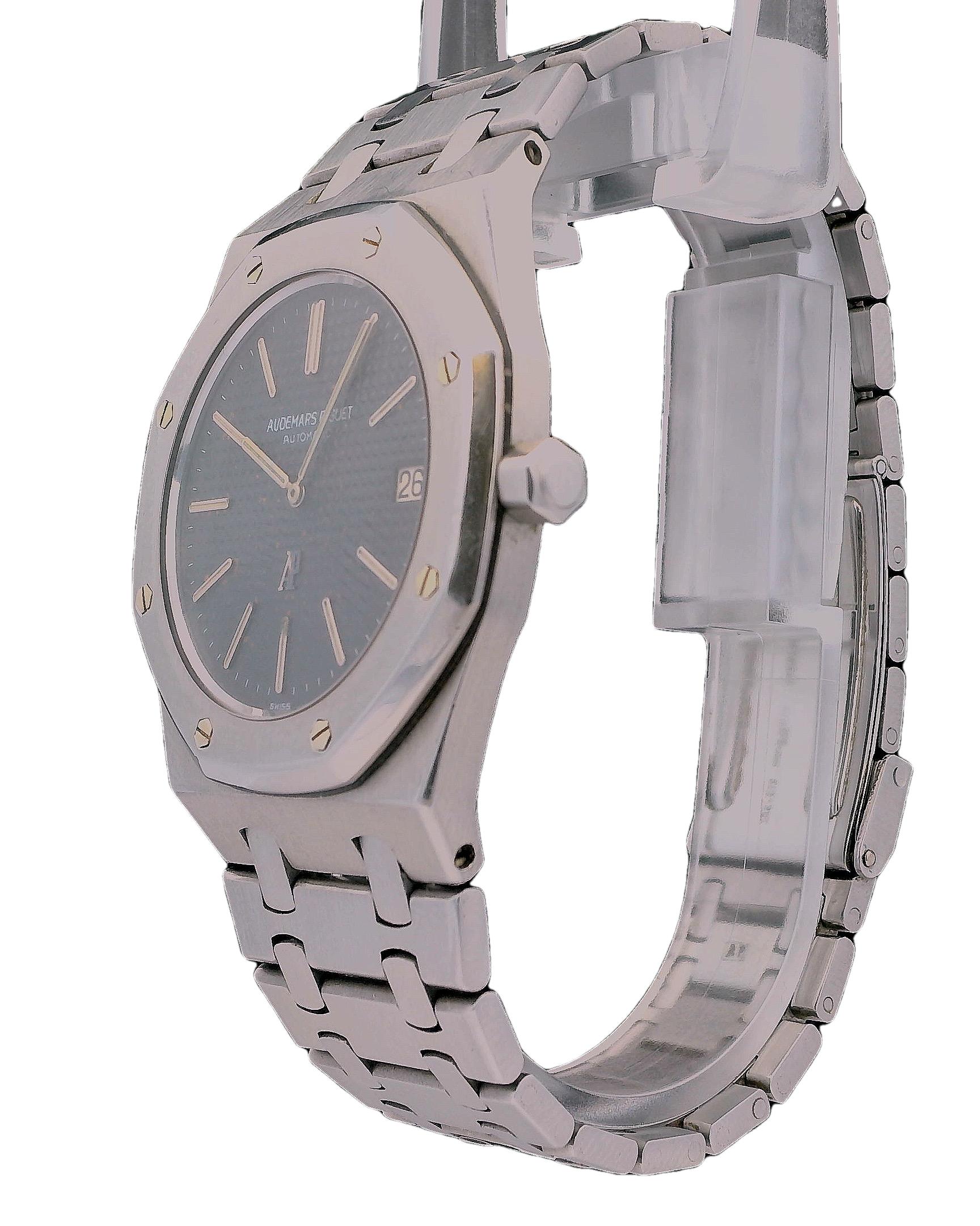 Audemars Piguet Royal Oak 5402ST Black Dial With Service Papers In Good Condition For Sale In Great Neck Plaza, NY