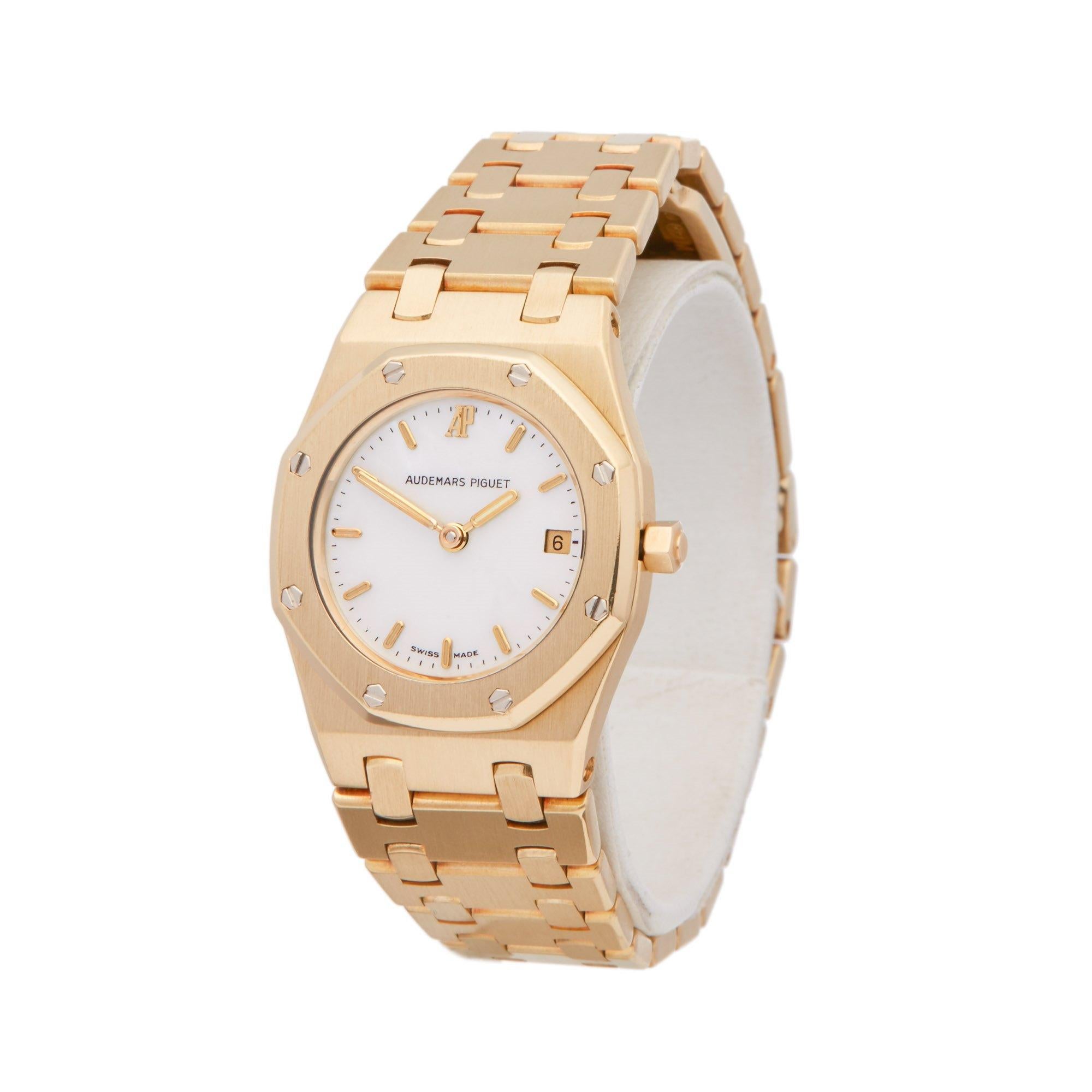 Xupes Reference: COM002498
Manufacturer: Audemars Piguet
Model: Royal Oak
Model Variant: 
Model Number: 66270BA
Age: 1990
Gender: Ladies
Complete With: Audemars Piguet Box 
Dial: Mother of Pearl Batton
Glass: Sapphire Crystal
Case Material: Yellow